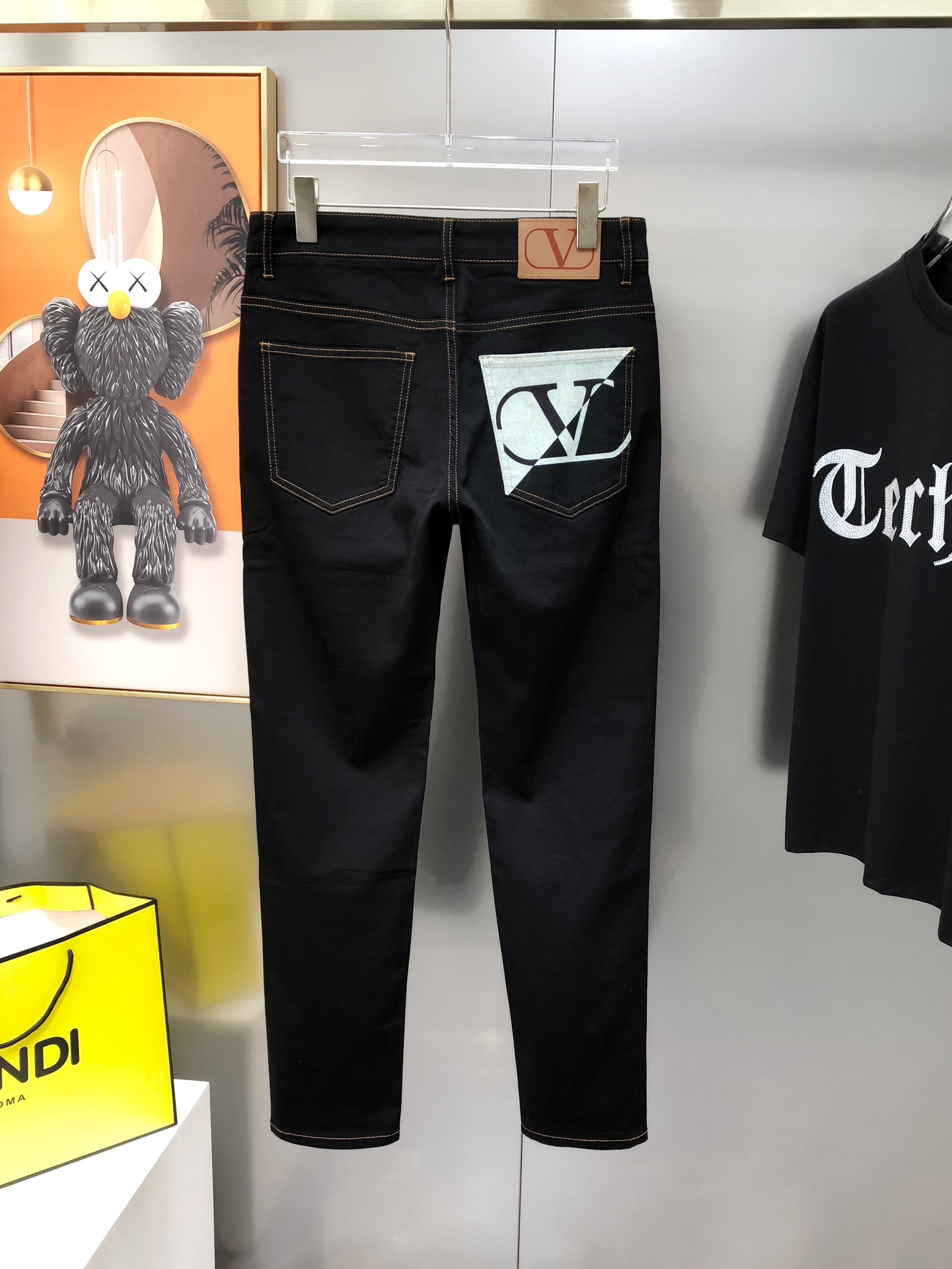“Valentino’s 2025 Summer Black Cow Short-Legged Calves: High-End Tailoring and Comfort” - 图片 3