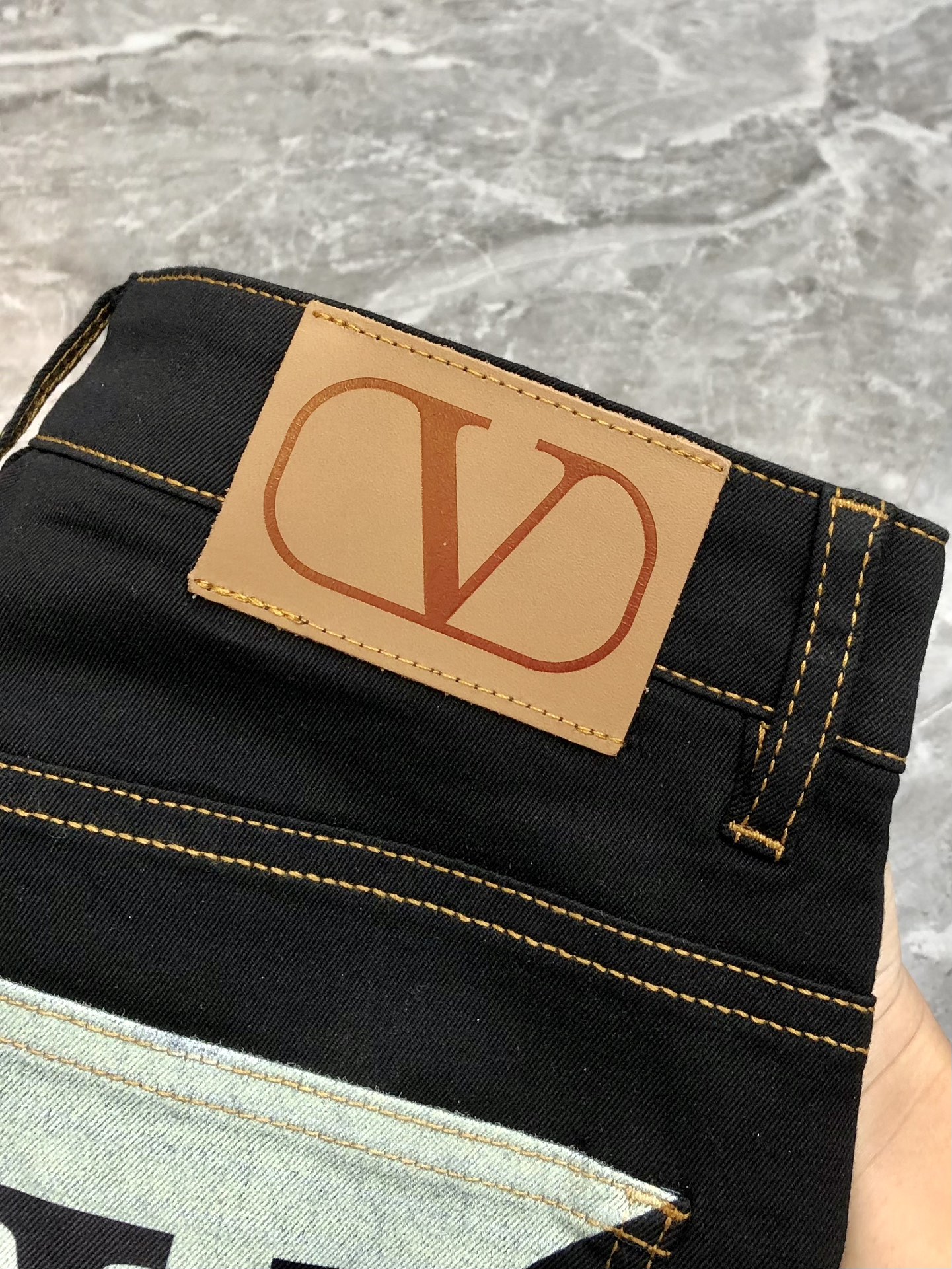 “Valentino’s 2025 Summer Black Cow Short-Legged Calves: High-End Tailoring and Comfort” - 图片 7