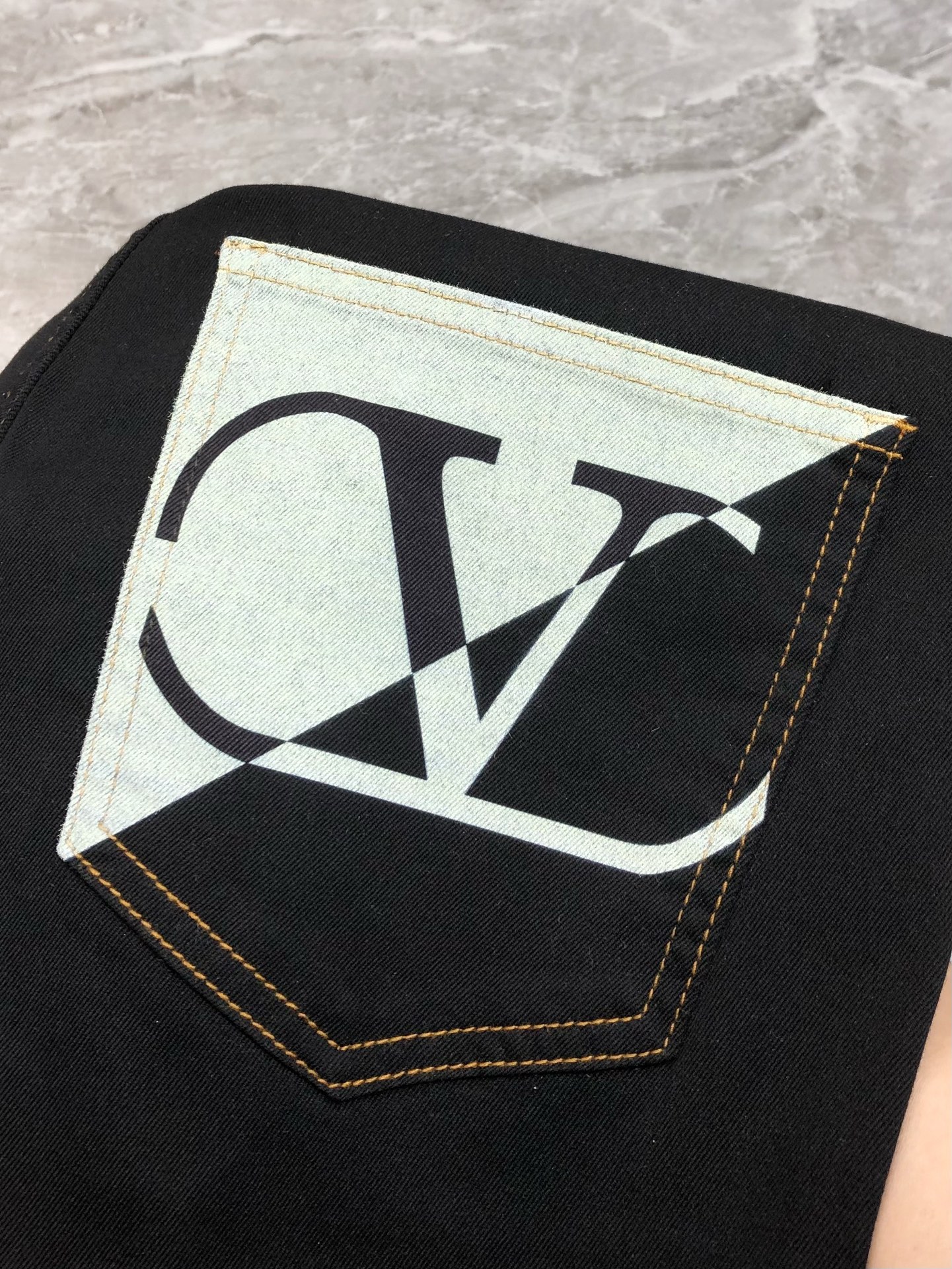 “Valentino’s 2025 Summer Black Cow Short-Legged Calves: High-End Tailoring and Comfort” - 图片 8