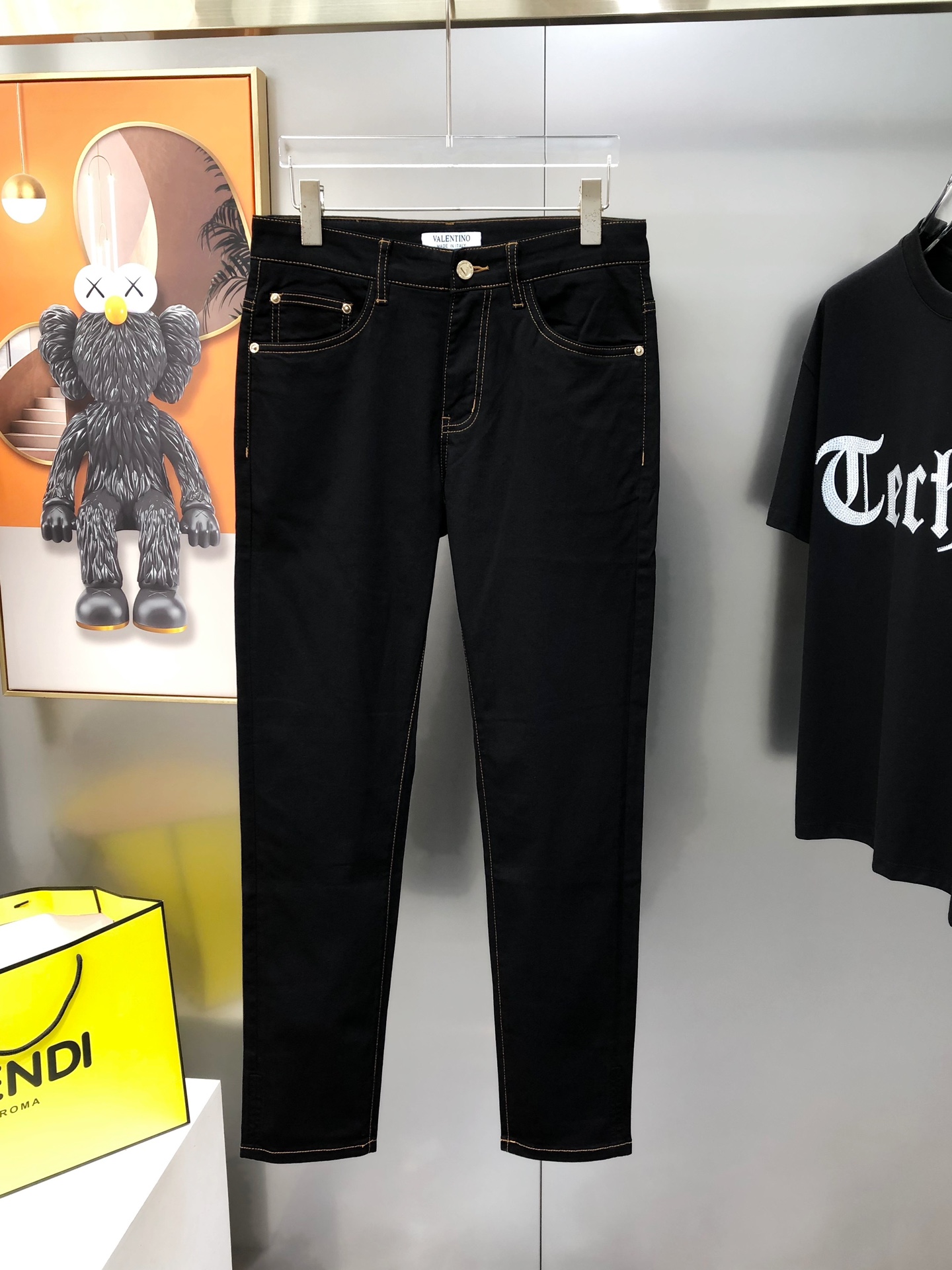 “Valentino’s 2025 Summer Black Cow Short-Legged Calves: High-End Tailoring and Comfort” - 图片 2