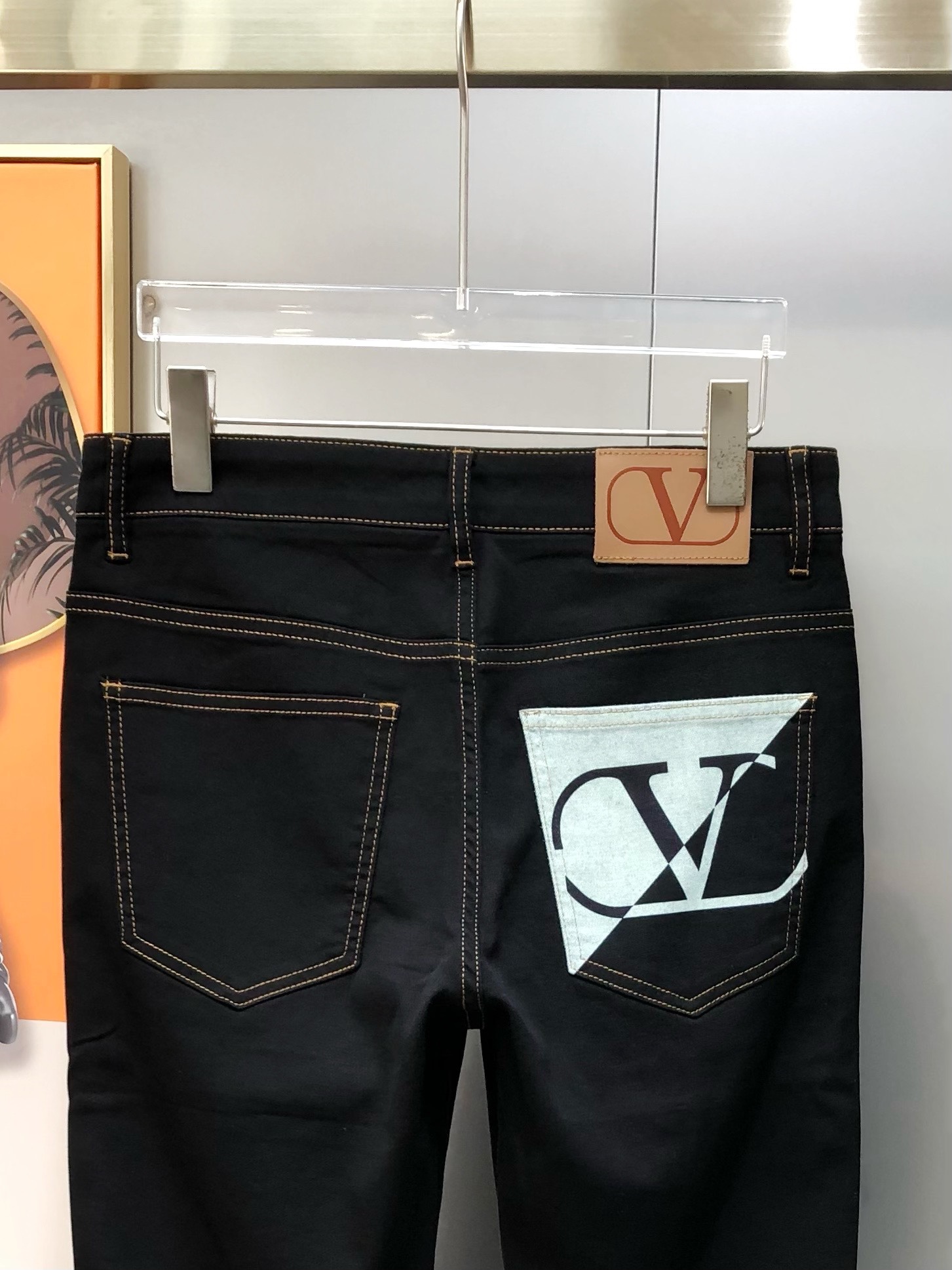 “Valentino’s 2025 Summer Black Cow Short-Legged Calves: High-End Tailoring and Comfort” - 图片 5
