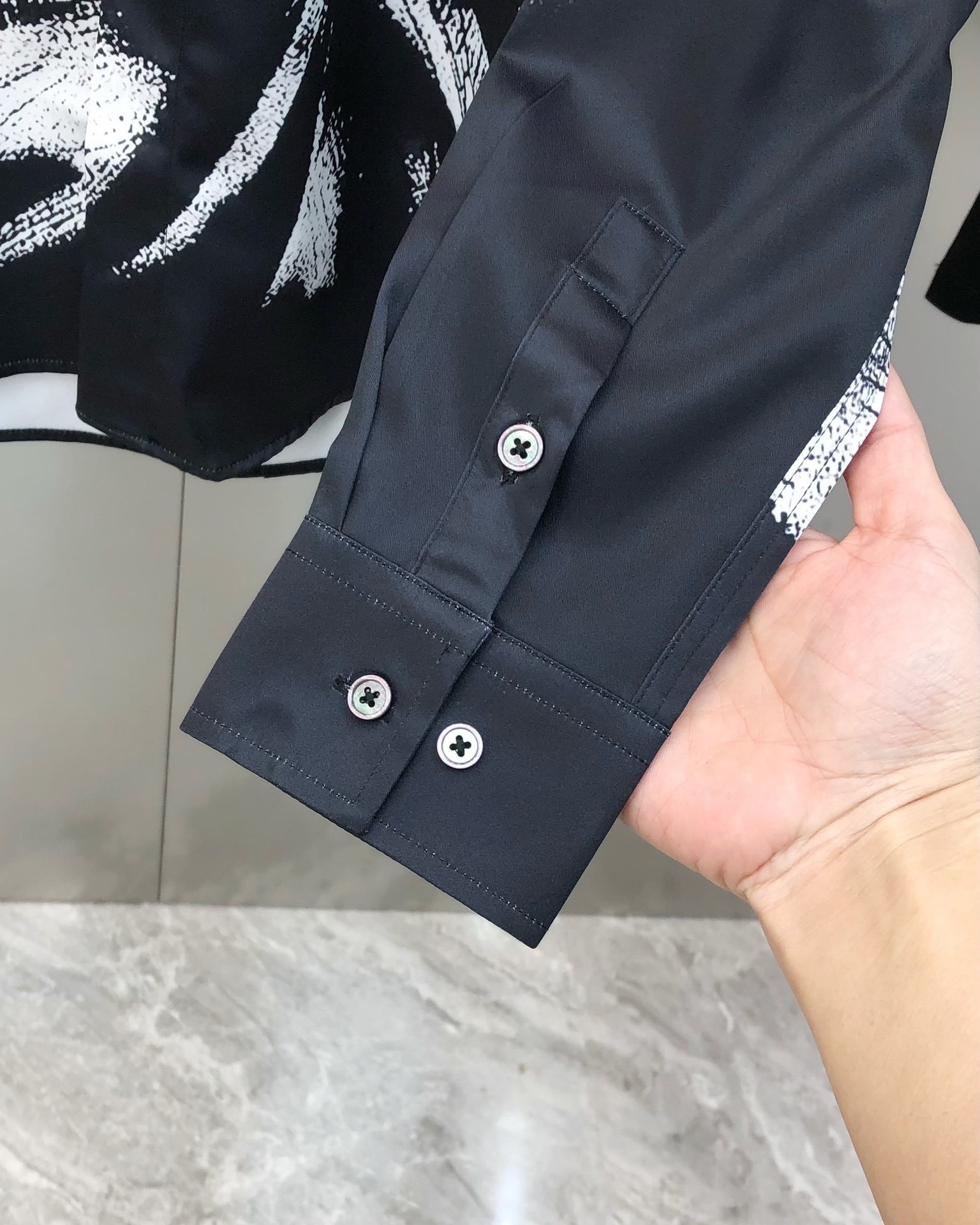 High-Fashion Men’s Long-Sleeved Shirts with Unique Design and Comfortable Fit - 图片 7