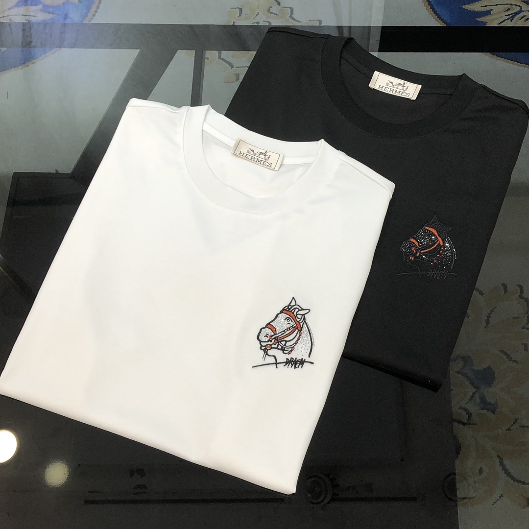 NO:480160,H*rmes 2025 spring and summer new original single men's round neck short-sleeved T-shirt, high-end customization, fashionable and versatile, sold at the counter simultaneously, three-dimensional embroidered and hot diamond logo pattern design, customized imported double mercerized cotton fabric, skin-friendly and comfortable to wear, the fabric is soft and breathable, and it feels very delicate to touch. The inner part is all made of single-needle edge locking process!  It can ensure that the dress does not deform!  Decent cut, no sense of restraint, OEM factory workmanship shows temperament and classy, ​​very handsome upper body size M-4XL (maximum size can be worn about 195 kilograms. Please report height and weight to place an order) Black White,, hermes, T-shirt,tees, t-shirt,alexander wang19860909H*rmes 爱马仕2025春夏新款原单男士圆领短袖T恤 高端定制 时尚百搭 柜台同步售卖 立体刺绣烫钻logo图案设计 客供定制进口双丝光棉面料,穿着亲肤舒适 面料柔软透气 摸上去非常细腻的感觉.内里全部采用单针锁边工艺！能够确保穿着不变形！裁剪得体,没有任何束缚感,代工厂做工精细 显气质 显档次 上身非常帅气 尺码M-4XL（最大码可穿195斤左右 下单请报身高体重) 黑色 白色,,hermes,T-shirt,tees，t-shirt,alexander wang,Men's clothing