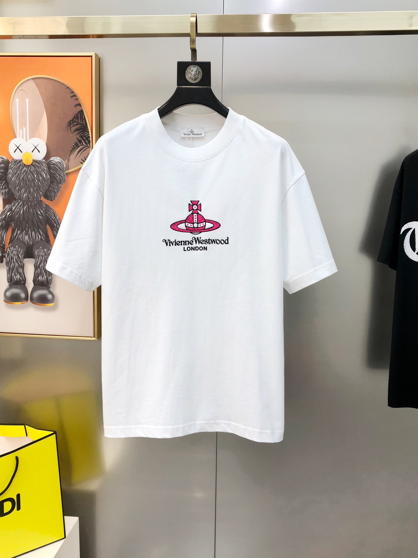 Vivienne Westwood Spring 2025 T-shirt: High-End Design, Premium Quality Cotton, Stylish Logo. - 图片 3