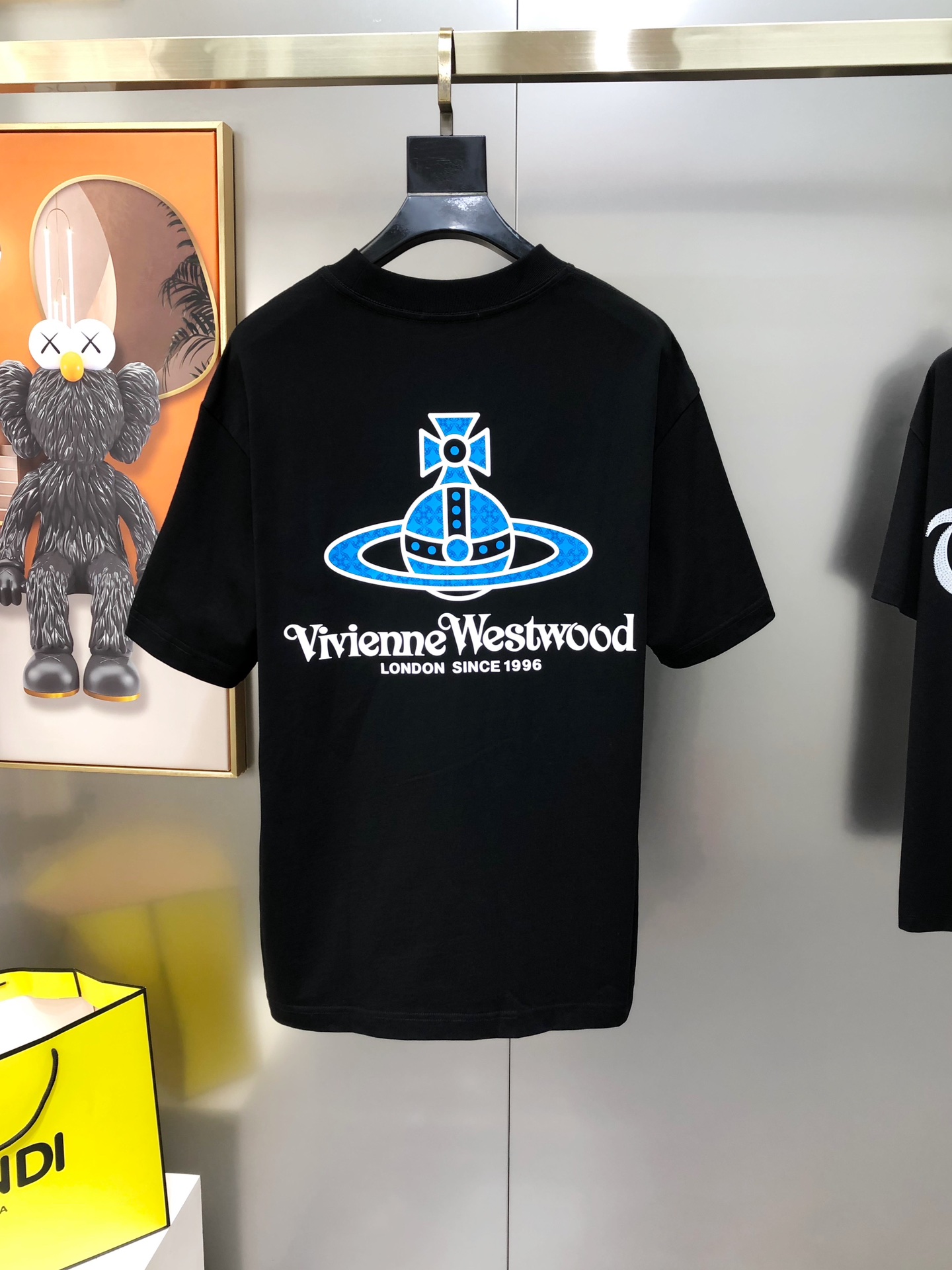 Vivienne Westwood Spring 2025 T-shirt: High-End Design, Premium Quality Cotton, Stylish Logo. - 图片 2