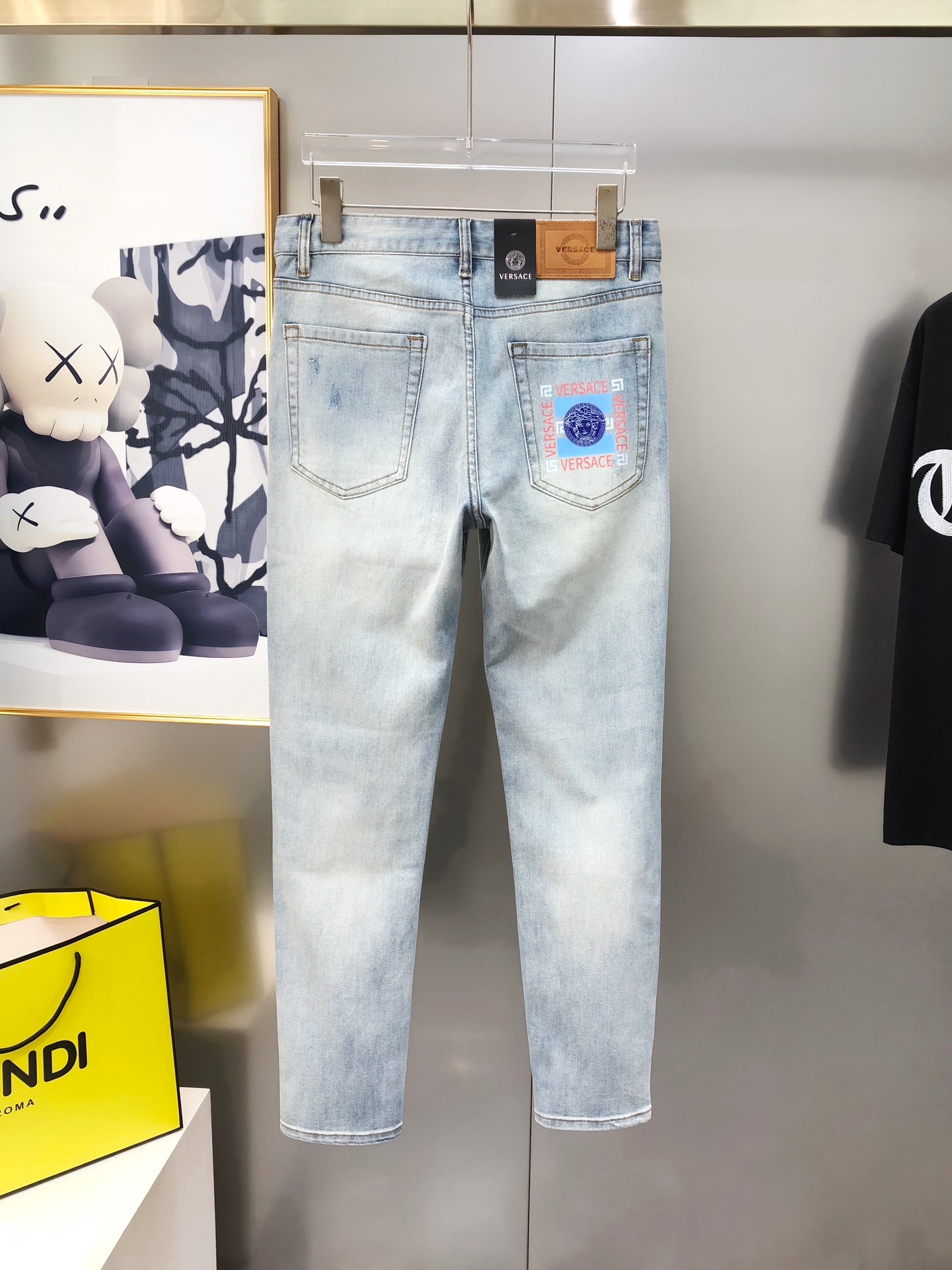 Versace 2025 Summer Men’s Jeans: High-End Custom Embroidered Design & Comfort - 图片 3