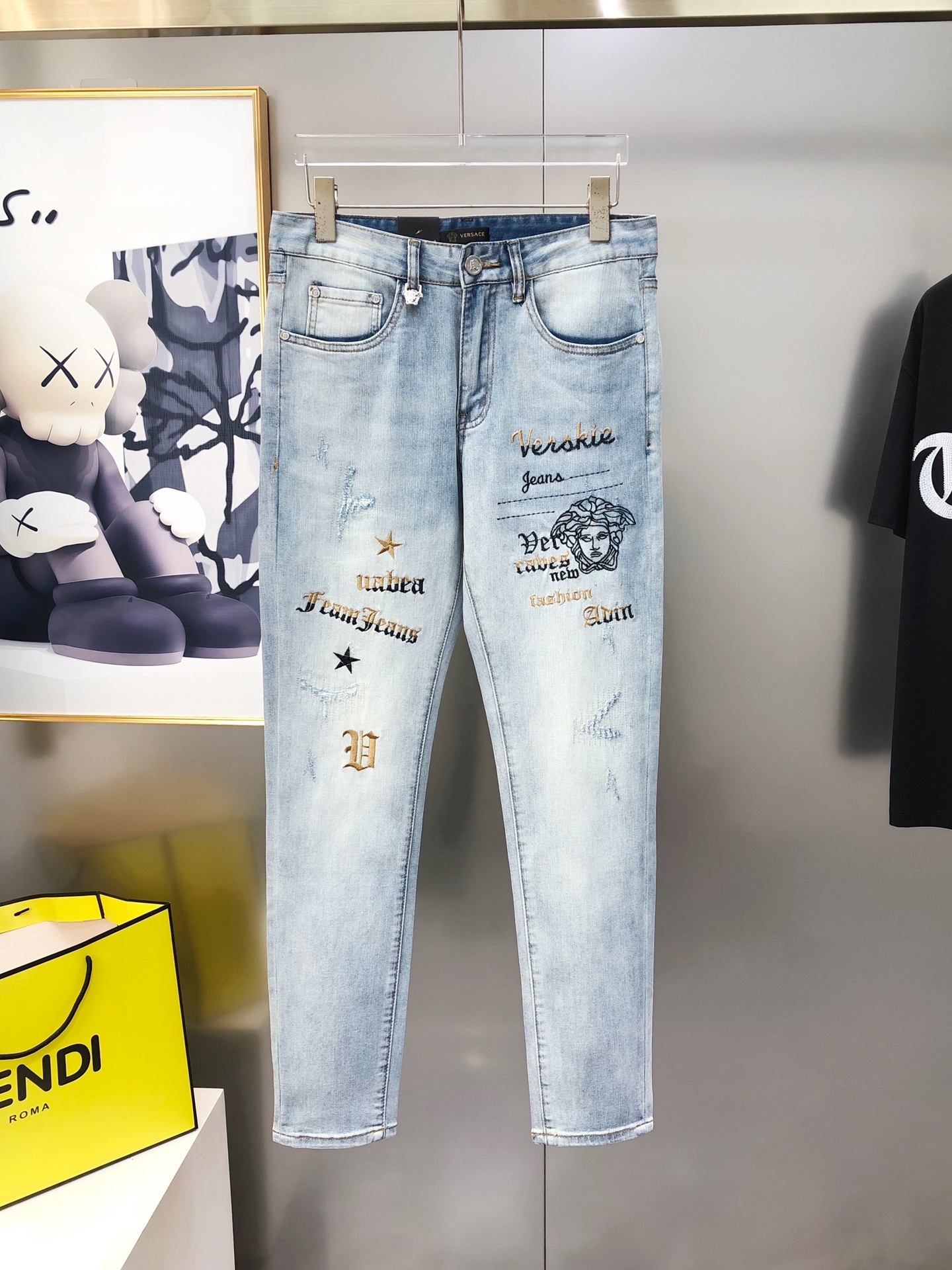 Versace 2025 Summer Men’s Jeans: High-End Custom Embroidered Design & Comfort - 图片 2