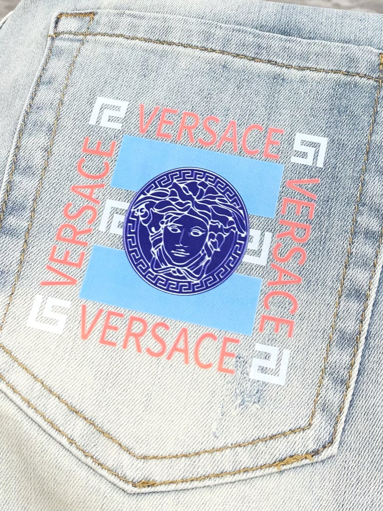 Versace 2025 Summer Men’s Jeans: High-End Custom Embroidered Design & Comfort - 图片 8