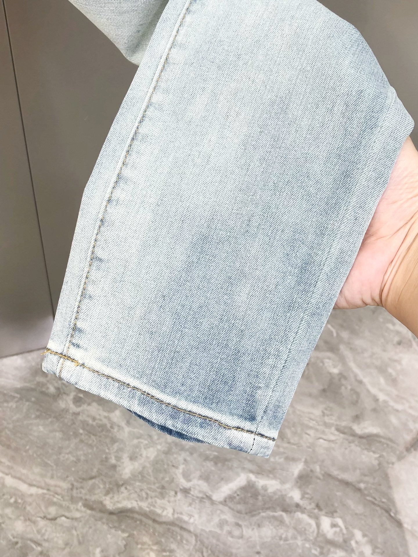 Versace 2025 Summer Men’s Jeans: High-End Custom Embroidered Design & Comfort - 图片 9
