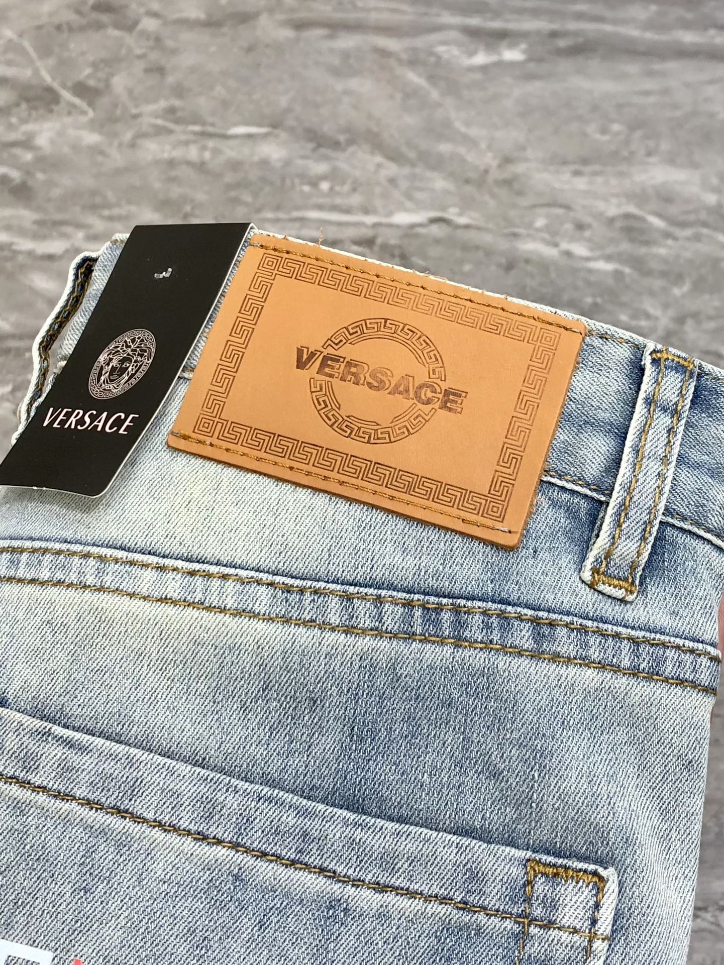 Versace 2025 Summer Men’s Jeans: High-End Custom Embroidered Design & Comfort - 图片 7