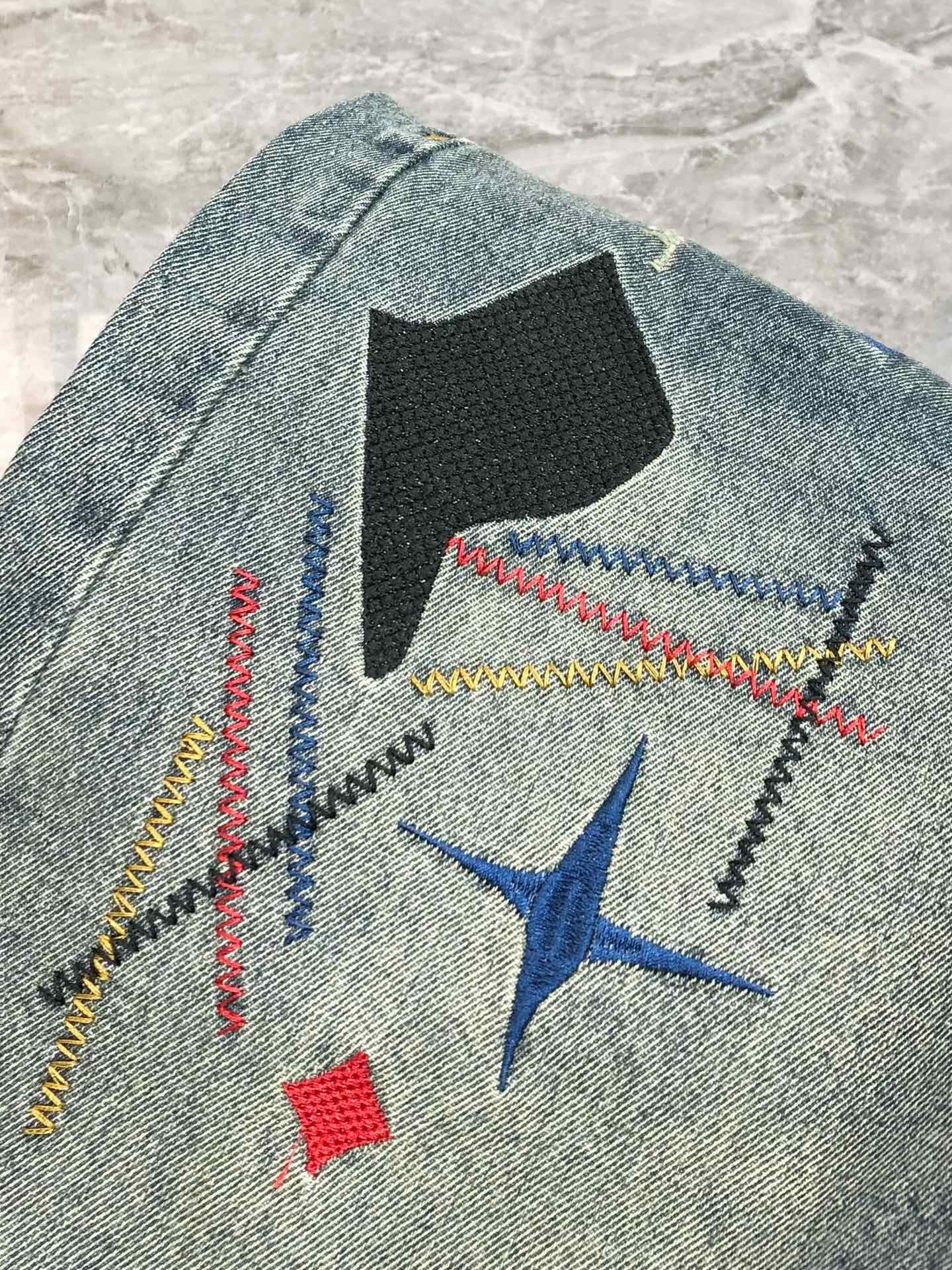 High-Quality Panty Jeans: 25-Year-Old Man’s Stylish, Synchronized Design with Fine Details - 图片 7