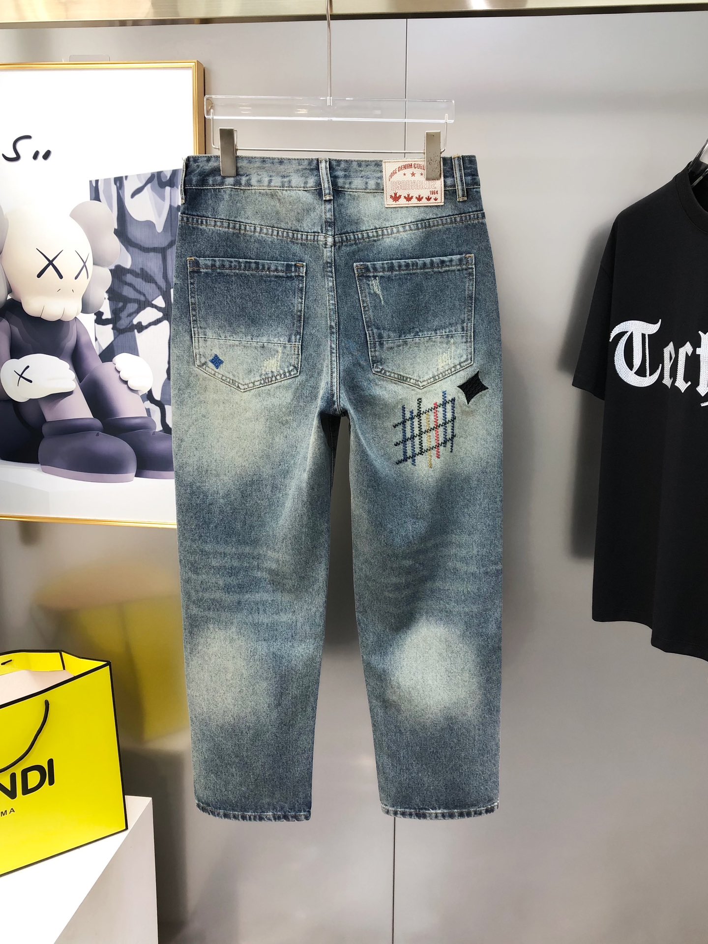 High-Quality Panty Jeans: 25-Year-Old Man’s Stylish, Synchronized Design with Fine Details - 图片 3