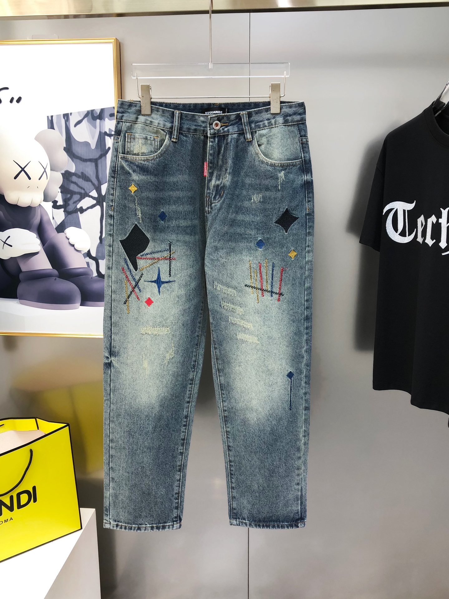 High-Quality Panty Jeans: 25-Year-Old Man’s Stylish, Synchronized Design with Fine Details - 图片 2