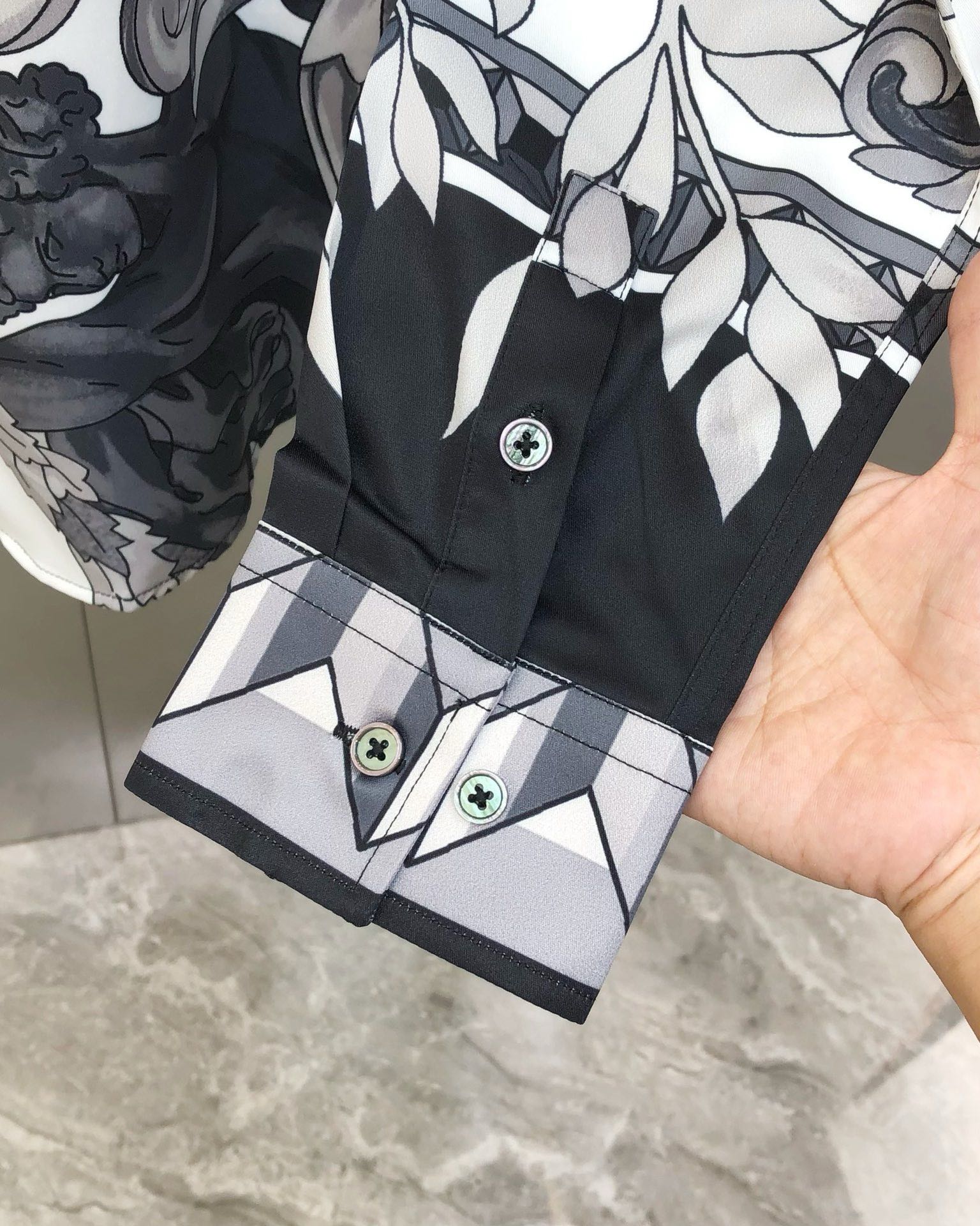 “2025 Versace Men’s Long-Sleeve Shirt: High-Quality Fabric, Digital Logo, Modern Design” - 图片 7