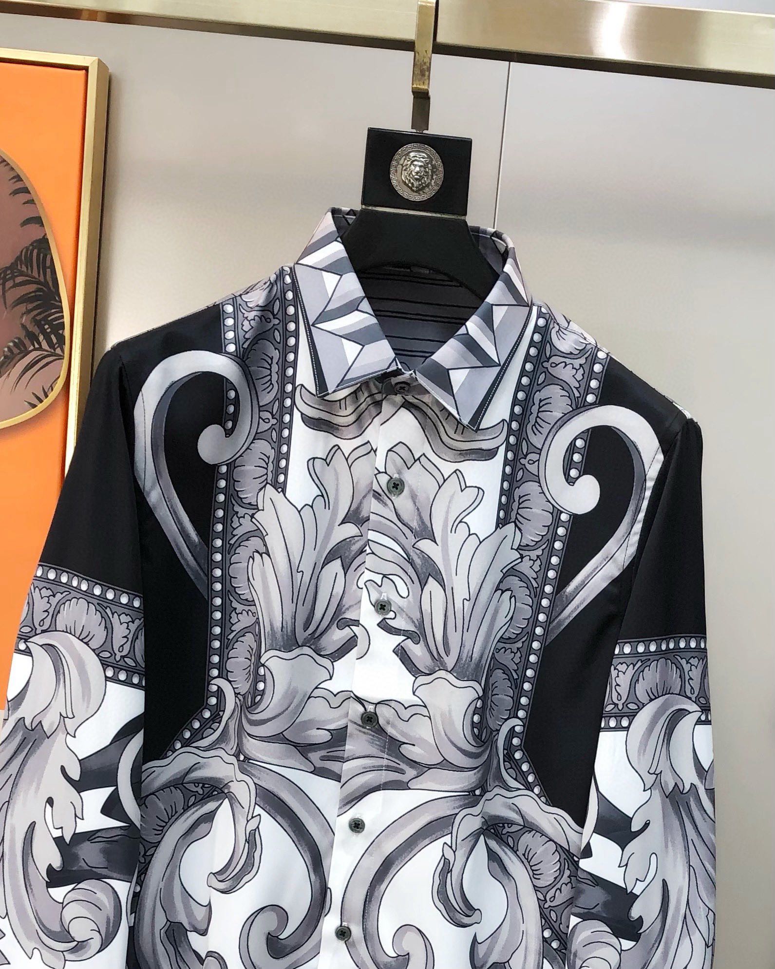“2025 Versace Men’s Long-Sleeve Shirt: High-Quality Fabric, Digital Logo, Modern Design” - 图片 3