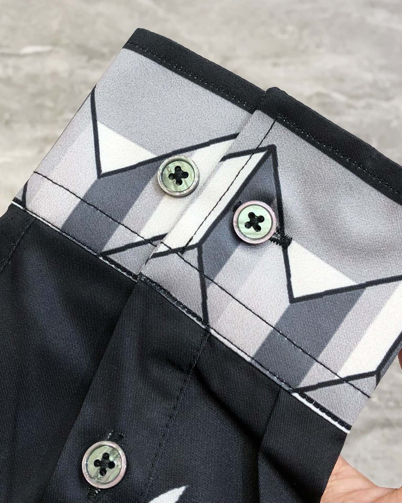 “2025 Versace Men’s Long-Sleeve Shirt: High-Quality Fabric, Digital Logo, Modern Design” - 图片 8