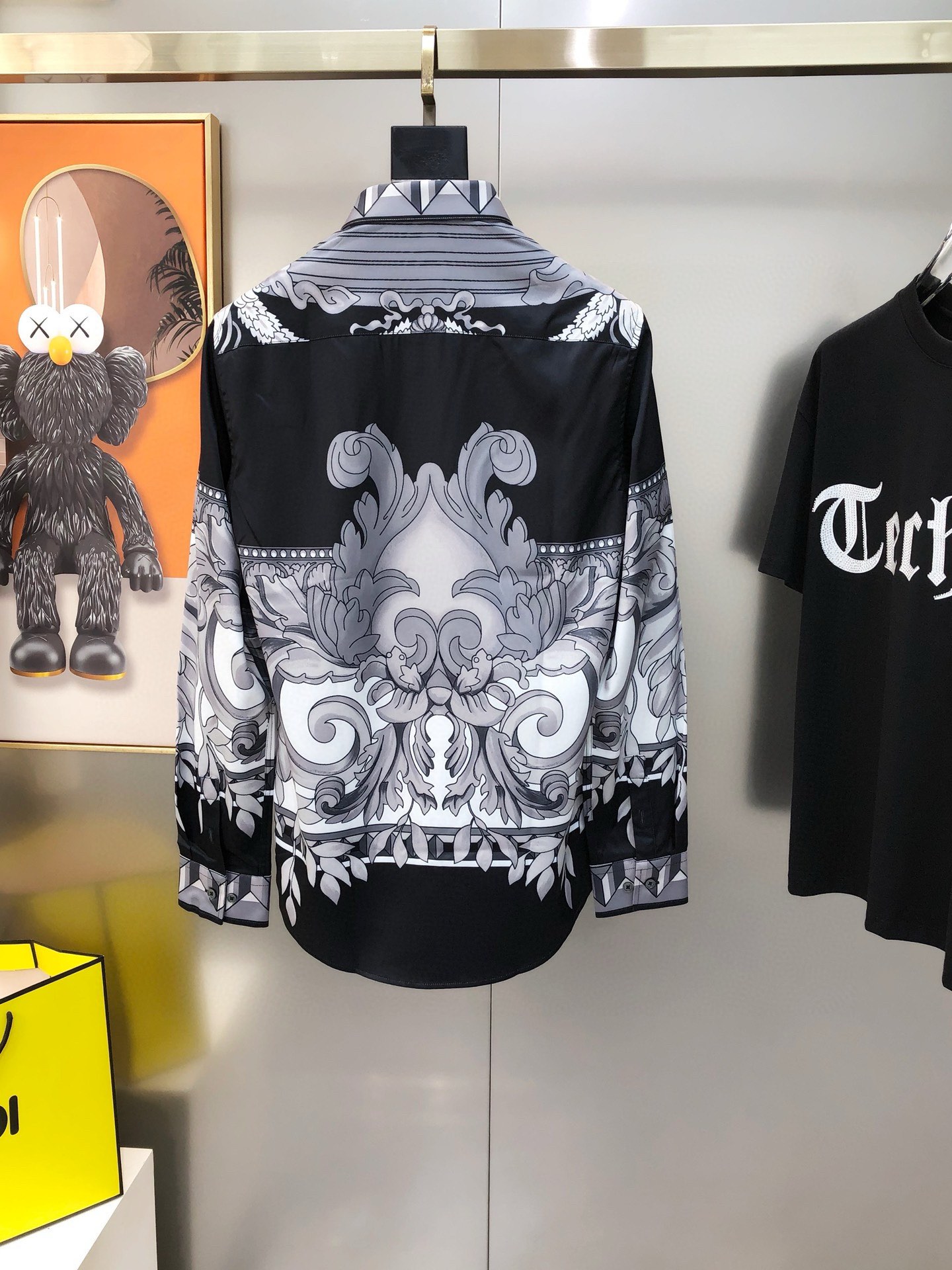 “2025 Versace Men’s Long-Sleeve Shirt: High-Quality Fabric, Digital Logo, Modern Design” - 图片 2