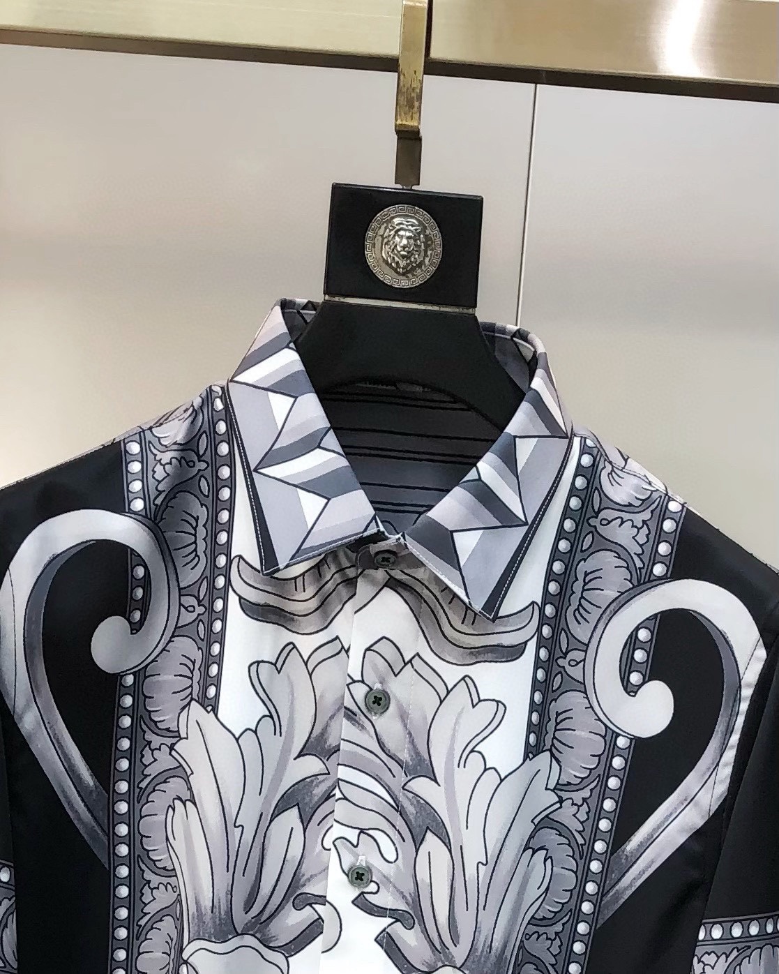 “2025 Versace Men’s Long-Sleeve Shirt: High-Quality Fabric, Digital Logo, Modern Design” - 图片 4