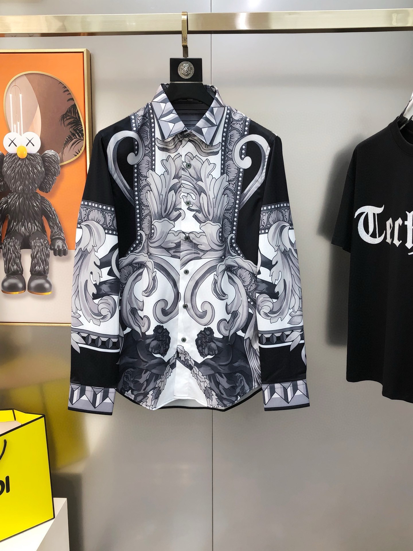 “2025 Versace Men’s Long-Sleeve Shirt: High-Quality Fabric, Digital Logo, Modern Design”