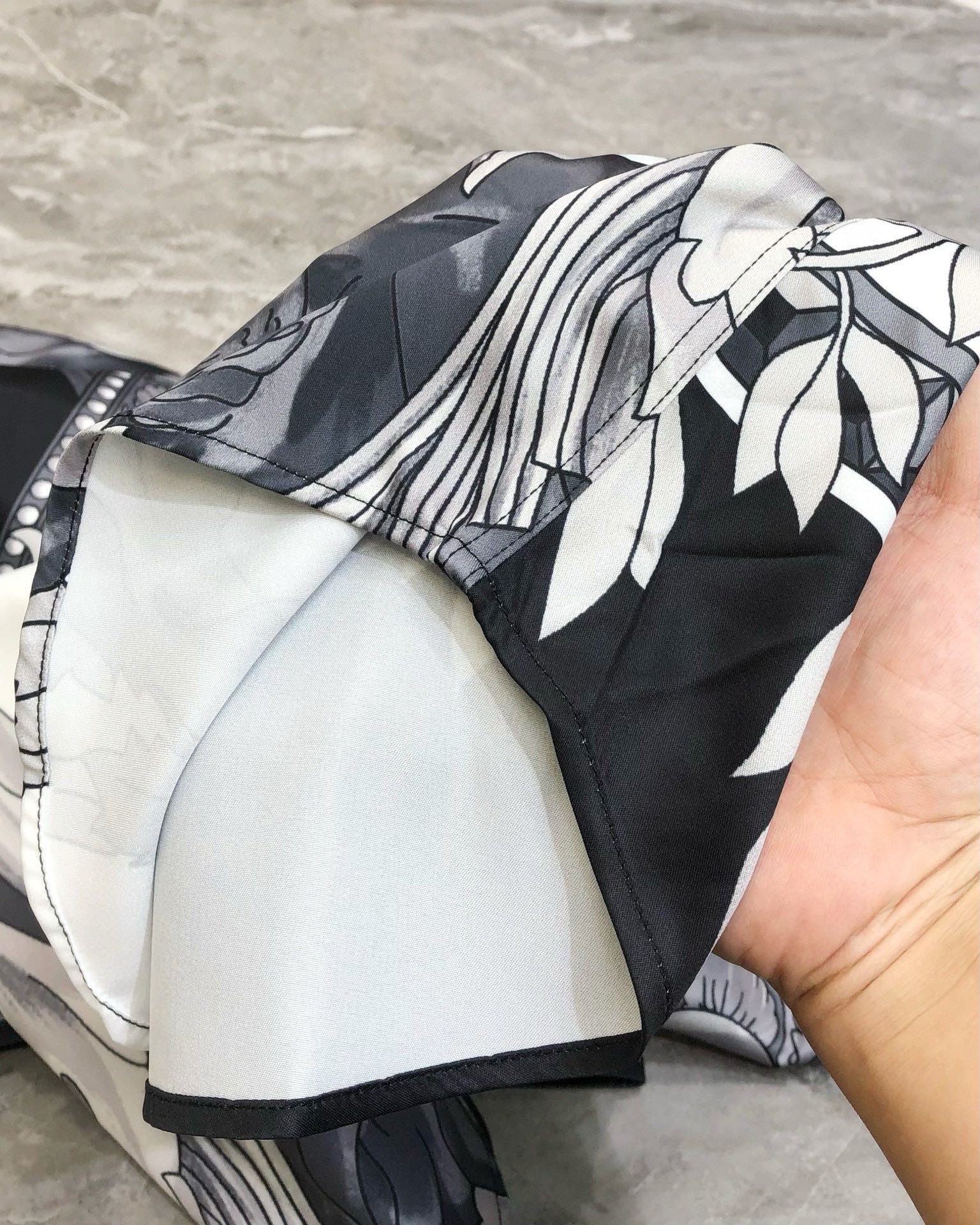 “2025 Versace Men’s Long-Sleeve Shirt: High-Quality Fabric, Digital Logo, Modern Design” - 图片 9