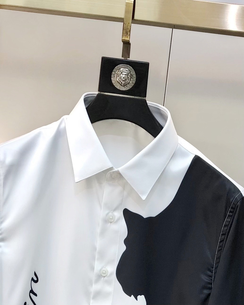 High-Fashion Men’s Long-Sleeved Shirts with Unique Digital Logo Design - 图片 3