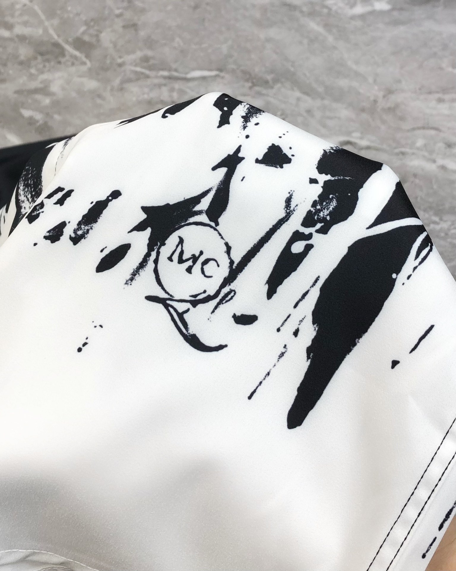 McQueen Men’s Long-Sleeved Shirts: Fashionable Design, High-Quality Cotton, Comfortable Fit - 图片 6