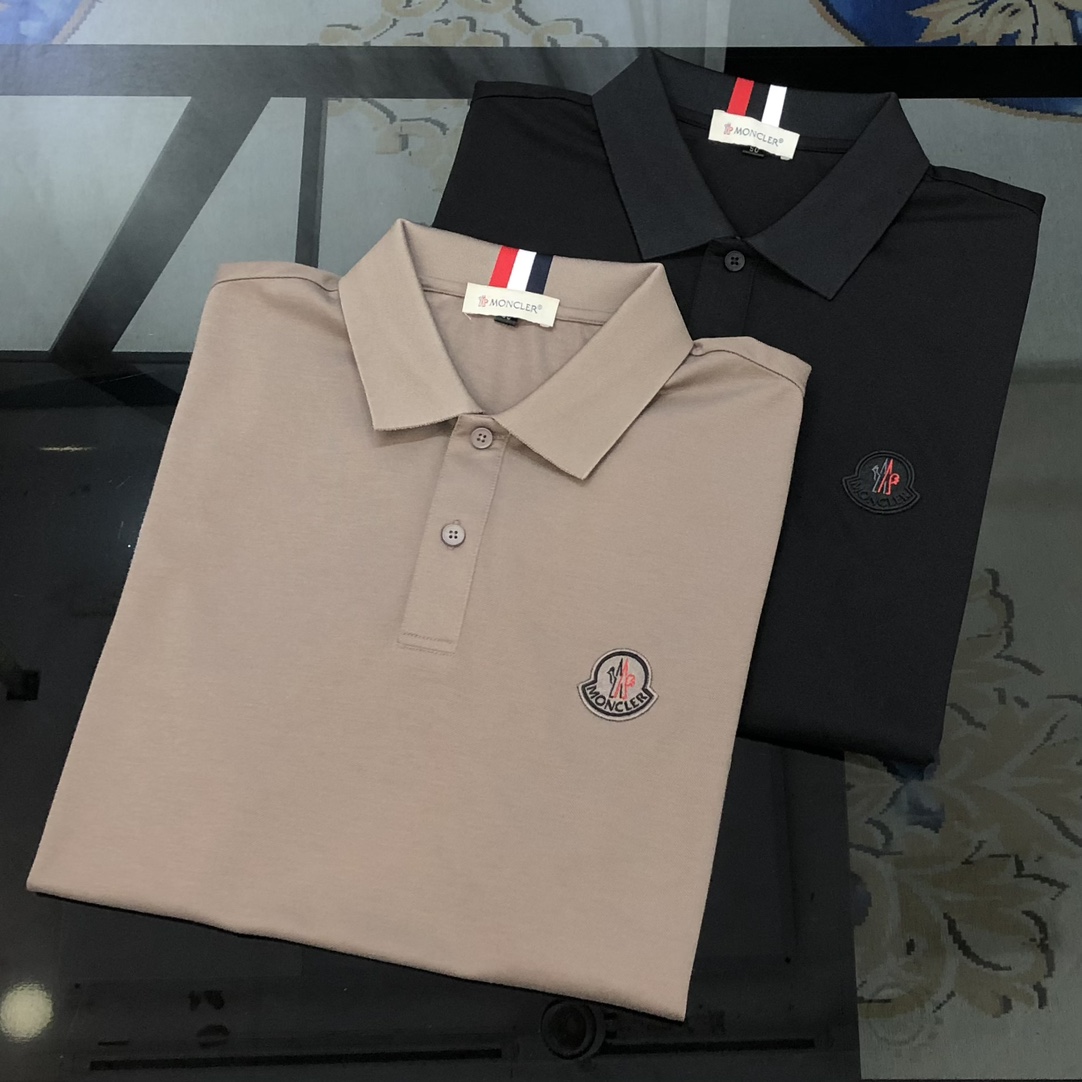 NO:482928,M*ncler 2025 spring and summer new style original single men's lapel Polo shirt short-sleeved T-shirt high-end customization simple and fashionable and versatile popular embossed glue three-dimensional embroidered letter logo pattern design custom imported mercerized bead floor cotton fabric comfortable to wear, breathable, high grade and texture, simple and generous, fashionable and personalized, casual and casual upper body, handsome and stylish, showing the temperament of a big brand. Three standards are complete, full size M-4XL (maximum wearable about 195 kilograms, please report height and weight to place an order) shipped the next day, Moncler, T-shirt,tees, t-shirt,alexander wang19860909M*ncler 蒙口2025春夏新款原单男士翻领Polo衫短袖T恤 高端定制 简洁时尚百搭爆款压花印胶立体刺绣字母logo图案设计 定制进口丝光珠地棉面料 穿着舒适 透气 档次高很有质感 简单大方得体 时尚不失个性 上身休闲随性 帅气有型 彰显大牌气质.三标齐 全尺码M-4XL（最大可穿195斤左右 下单请报身高体重) 隔天出货,,Moncler,T-shirt,tees，t-shirt,alexander wang,Men's clothing
