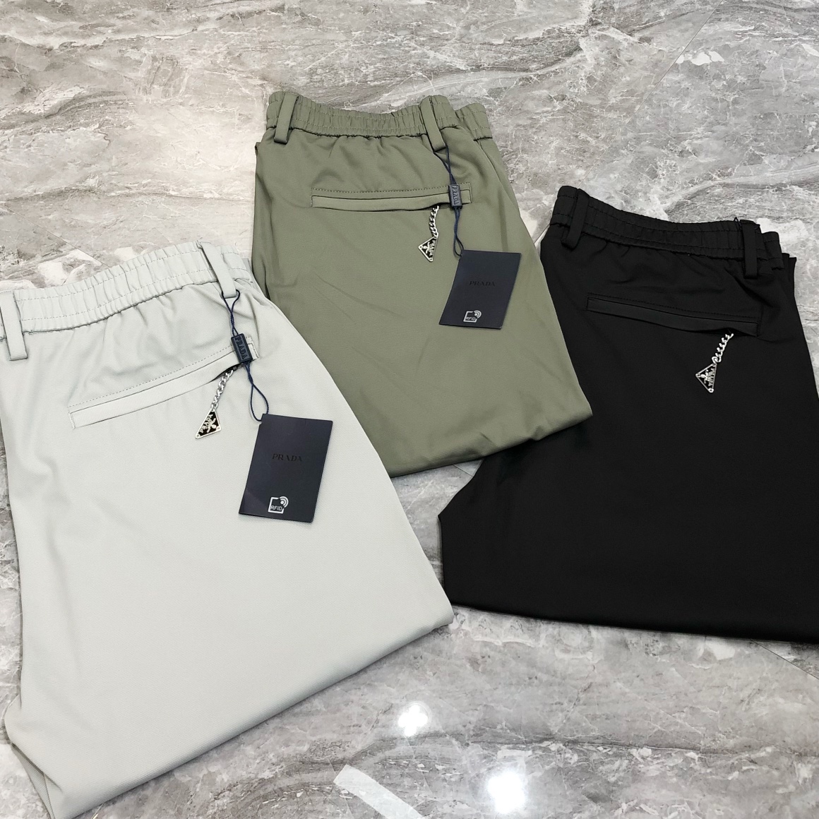 NO:482924,P*ADA 2025 spring and summer new original single men's casual pants sold at the counter simultaneously High-end customization Original single rude goods Simple and fashionable versatile three-dimensional printed letter logo design Customized original imported ice silk cotton blend fabric Imported hardware accessories The upper body is elegant and handsome, and a new visual feeling!  The OEM factory has very detailed details, and it is not picky about people on the upper body, and it is a must-have model. Size 29-38 sizes, 35 shipped the next day, 3 colors available, prada, alexander wang19860909P*ADA 普拉哒2025春夏新款原单男士休闲裤 柜台同步售卖 高端定制 原单狠货 简洁时尚百搭款立体印胶字母logo设计 定制原版进口冰丝棉混纺面料 进口五金辅料 上身优雅帅气,焕然一新的即视感！代工厂精细做细节都很到位,上身不挑人,必入的自留款.尺码29-38码 有35 隔天出货 3色可选,,prada,alexander wang,Men's clothing