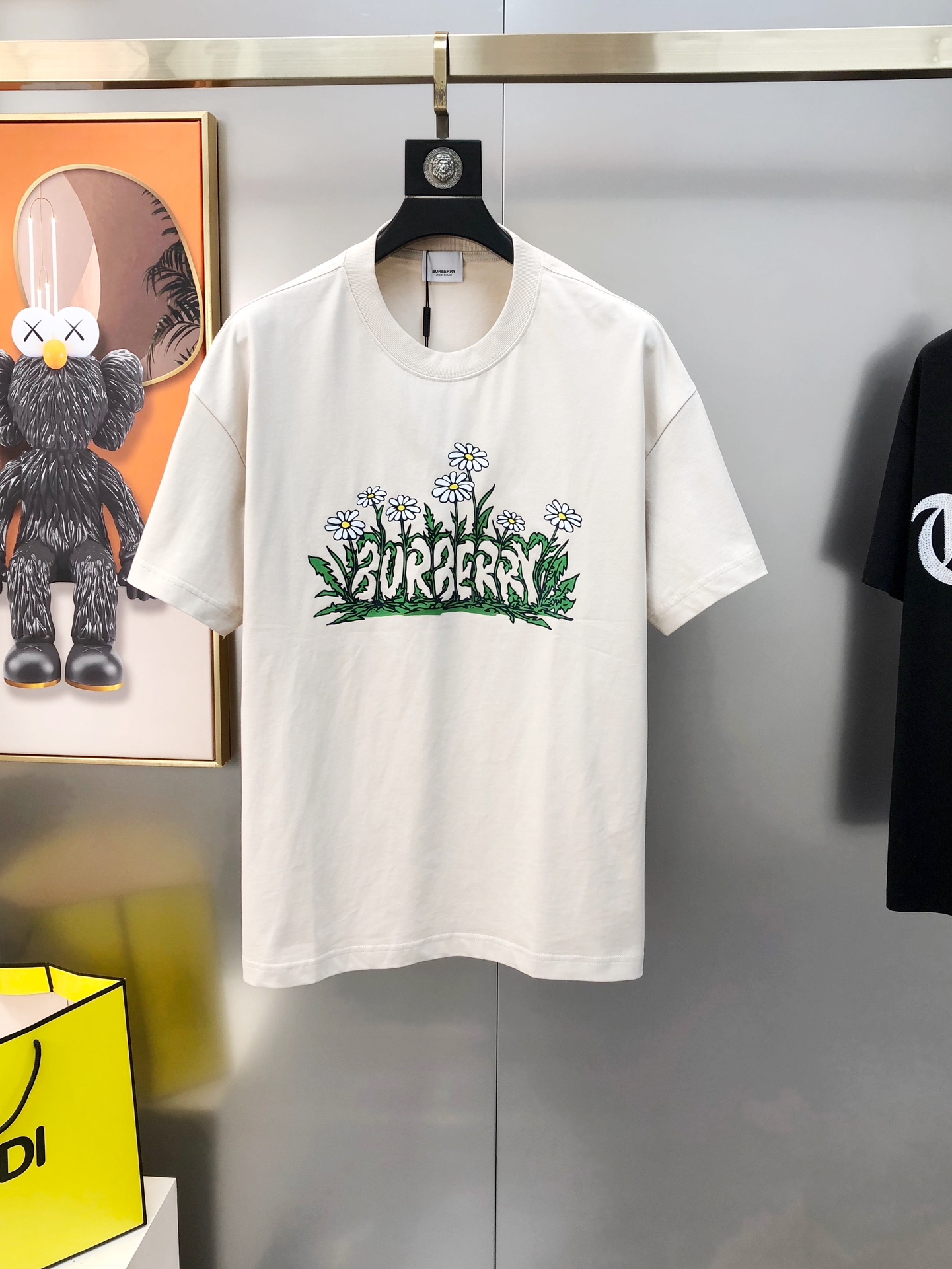 NO:486243,BURBE** Burberry 2025 spring and summer new style original single men's round neck short-sleeved T-shirt sold simultaneously in counters Hot high-end quality High-version OS style wide version Printed offset printed letter logo pattern design Custom imported double-strand pure cotton fabric Soft and delicate touch, skin-friendly and comfortable to wear The OEM is finely made in the upper body very handsome and stylish Three-standard size S-3XL (large maximum size can be worn about 220 kilograms. Please report height and weight when placing an order) Shipping the next day 3 colors are available, burberry, burberry, T-shirt,tees, t-shirt,alexander wang19860909BURBE** 巴宝莉2025春夏新款原单男士圆领短袖T恤 专柜同步售卖 爆款高端品质 高版本 OS版型阔版 印胶印花字母logo图案设计 定制进口双股纯棉面料 手感柔软细腻 穿着亲肤舒适 代工厂精细做上身非常帅气有型 三标齐 全 尺码S-3XL（偏大 最大码可穿220斤左右 下单请报身高体重) 隔天出货 3色可选,,burberry,burberry,T-shirt,tees，t-shirt,alexander wang,Men's clothing