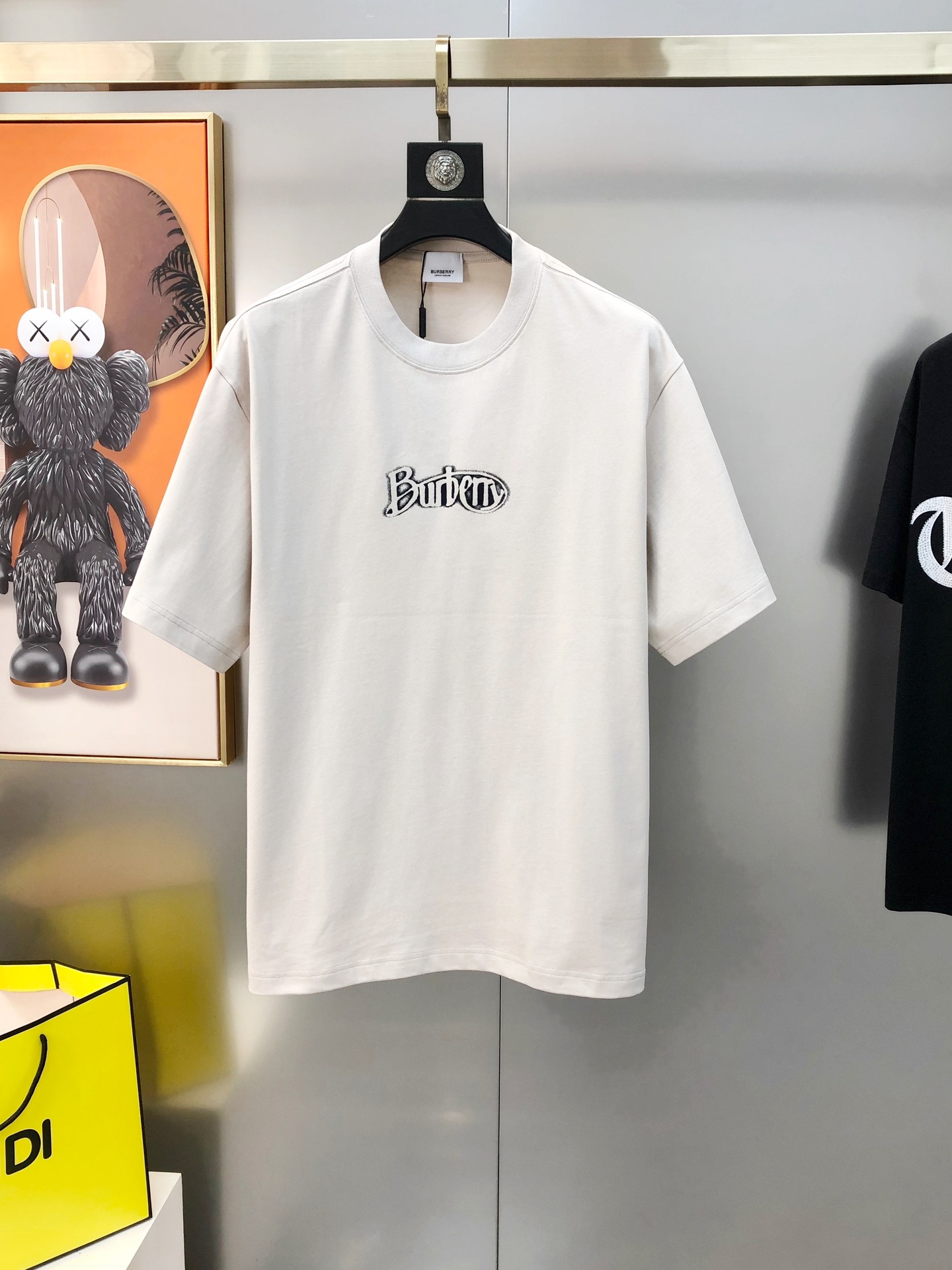 NO:486222,BURBE** Burberry 2025 spring and summer new style original single men's round neck short-sleeved T-shirt sold simultaneously in counters Hot high-end quality High-version OS version Large version Direct-shot printed letter logo design Custom imported double-strand pure cotton fabric Soft and delicate touch, skin-friendly and comfortable to wear The OEM is finely made in the upper body very handsome and stylish Three-standard size S-3XL (large, maximum size can be worn about 220 pounds. Please report height and weight when placing an order) Shipping the next day Black Apricot, burberry, burberry, T-shirt,tees, t-shirt,alexander wang19860909BURBE** 巴宝莉2025春夏新款原单男士圆领短袖T恤 专柜同步售卖 爆款高端品质 高版本 OS版型阔版 直喷印花字母logo设计 定制进口双股纯棉面料 手感柔软细腻 穿着亲肤舒适 代工厂精细做上身非常帅气有型 三标齐 全 尺码S-3XL（偏大 最大码可穿220斤左右 下单请报身高体重) 隔天出货 黑色 杏色,,burberry,burberry,T-shirt,tees，t-shirt,alexander wang,Men's clothing