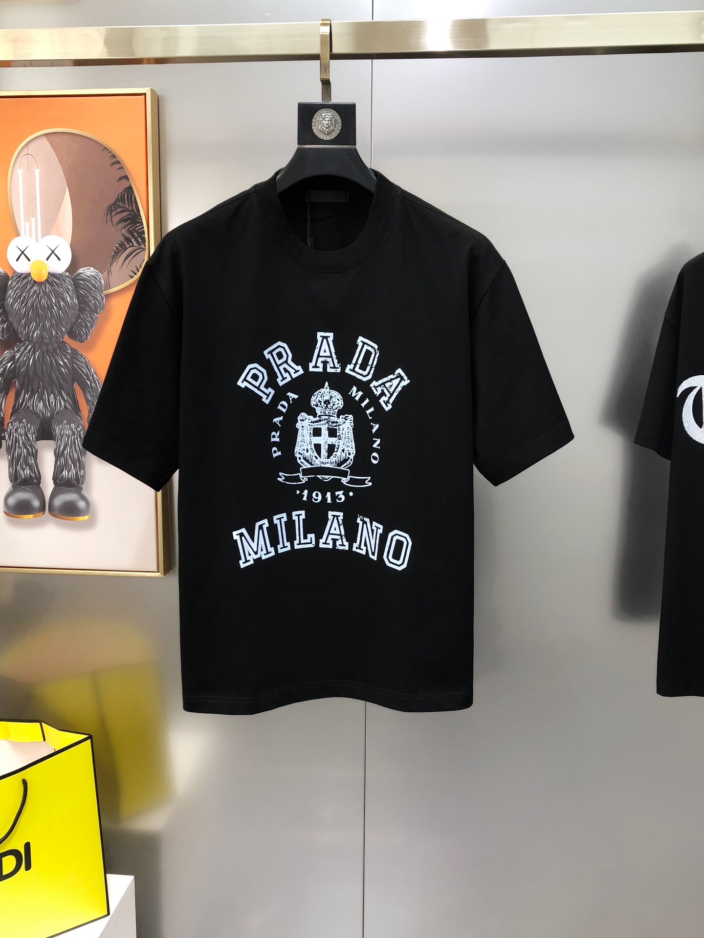 NO:486224,P*ADA Prada 2025 spring and summer new original single men's round neck short-sleeved T-shirt sold simultaneously in counters Hot high-end quality High-version OS version Printed offset printed letter logo pattern design Custom imported double-strand pure cotton fabric Soft and delicate touch, skin-friendly and comfortable to wear The OEM is finely made in the upper body very handsome and stylish Three-standard size S-3XL (large maximum size can be worn about 220 kilograms. Please report height and weight when placing an order) Shipping the next day Black White Gray, Prada, T-shirt,tees, t-shirt,alexander wang19860909P*ADA 普拉哒2025春夏新款原单男士圆领短袖T恤 专柜同步售卖 爆款高端品质 高版本 OS版型阔版 印胶印花字母logo图案设计 定制进口双股纯棉面料 手感柔软细腻 穿着亲肤舒适 代工厂精细做上身非常帅气有型 三标齐 全 尺码S-3XL（偏大 最大码可穿220斤左右 下单请报身高体重) 隔天出货 黑色 白色 灰色,,prada,T-shirt,tees，t-shirt,alexander wang,Men's clothing