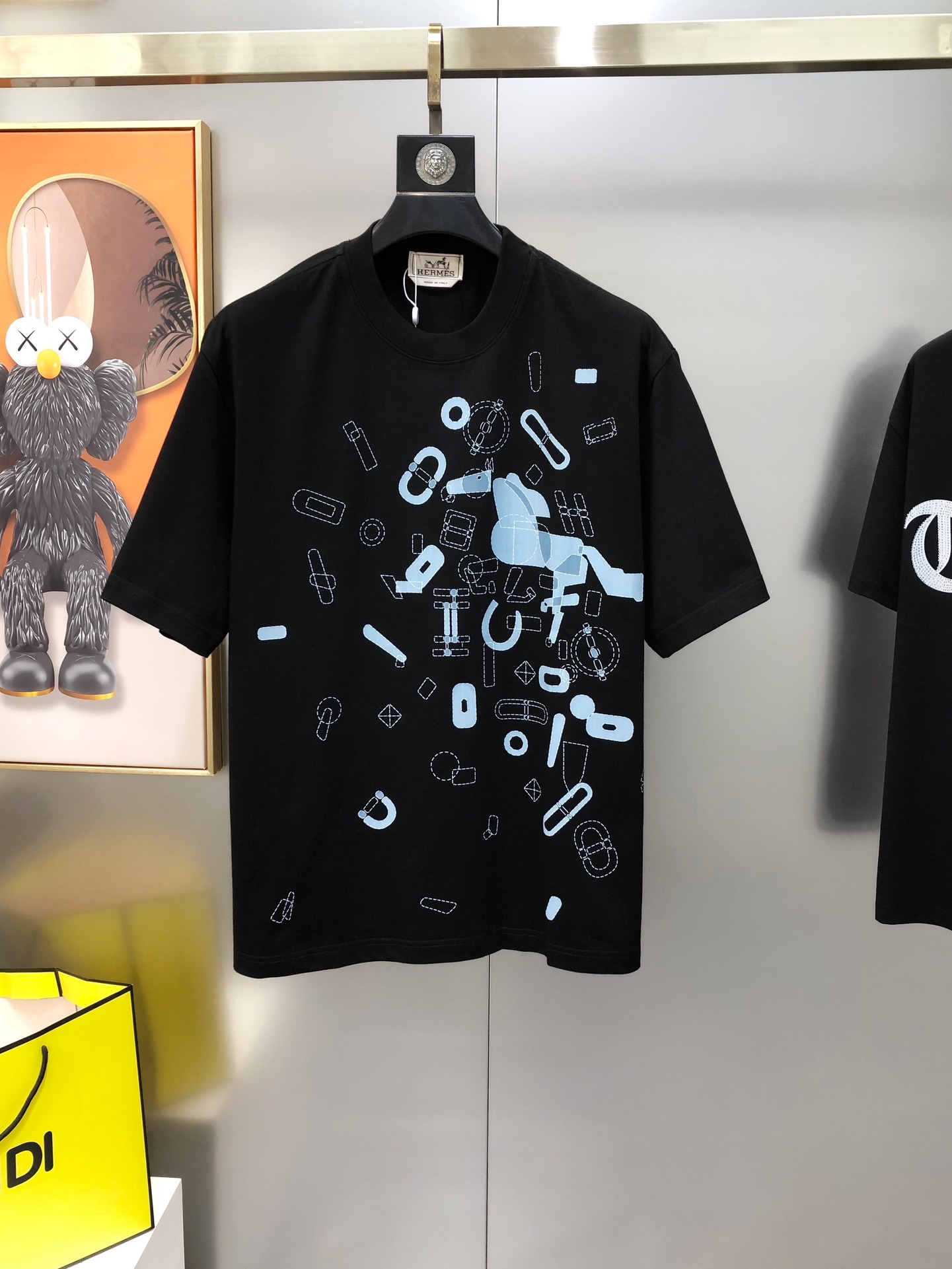 NO:486220,H*rmes 2025 spring and summer new original single men's round neck short-sleeved T-shirt, sold simultaneously on counter, hot high-end quality, high-version, OS style wide version, offset printing logo pattern design, custom imported double-strand pure cotton fabric, soft and delicate, skin-friendly and comfortable to wear, OEM factory made the upper body very handsome and stylish, three-standard, full size S-3XL (large, maximum size can be worn about 220 kilograms, please report height and weight to place an order) Black and white Shipping the next day,, hermes, T-shirt,tees, t-shirt,alexander wang19860909H*rmes 爱马仕2025春夏新款原单男士圆领短袖T恤 专柜同步售卖 爆款高端品质 高版本 OS版型阔版 印胶印花logo图案设计 定制进口双股纯棉面料 手感柔软细腻 穿着亲肤舒适 代工厂精细做上身非常帅气有型 三标齐 全 尺码S-3XL（偏大 最大码可穿220斤左右 下单请报身高体重) 黑色 白色 隔天出货,,hermes,T-shirt,tees，t-shirt,alexander wang,Men's clothing