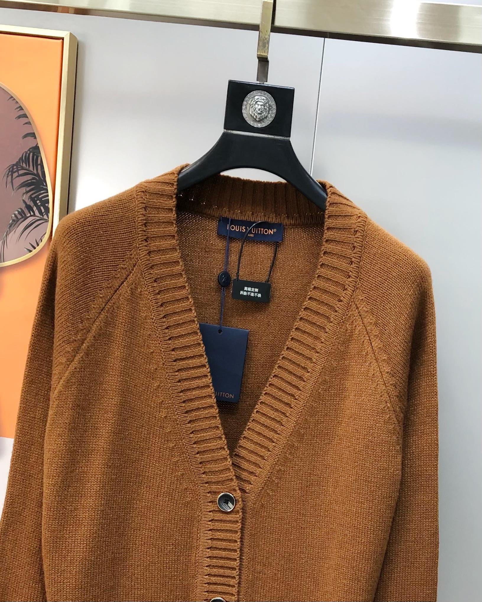 “2025 Louis Vuitton Men’s Knitting Suit: Platinum Snacks, High-Sniffing Fashion, Custom Embroidery, High-Quality Fabrics” - 图片 2