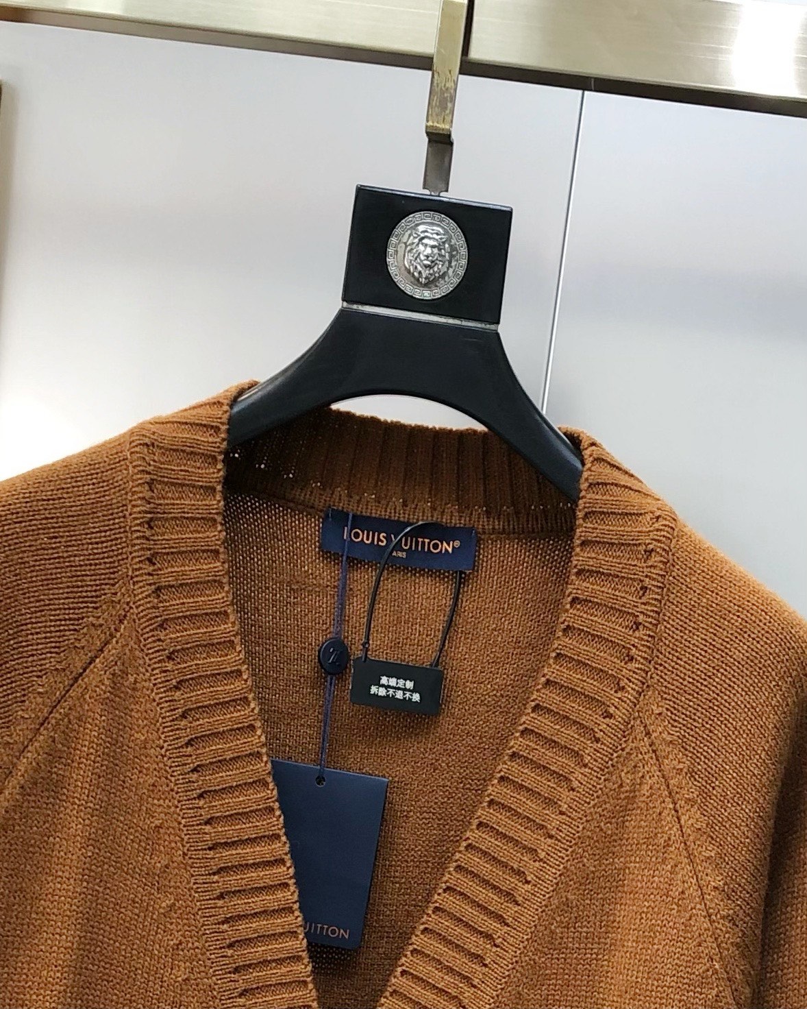 “2025 Louis Vuitton Men’s Knitting Suit: Platinum Snacks, High-Sniffing Fashion, Custom Embroidery, High-Quality Fabrics” - 图片 3