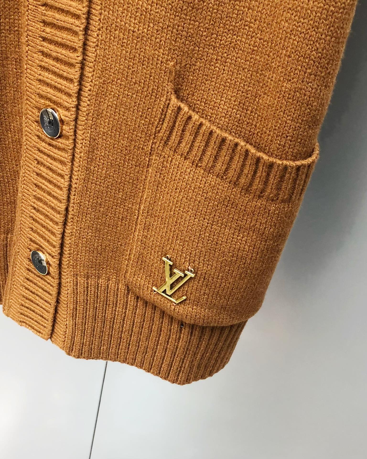 “2025 Louis Vuitton Men’s Knitting Suit: Platinum Snacks, High-Sniffing Fashion, Custom Embroidery, High-Quality Fabrics” - 图片 8
