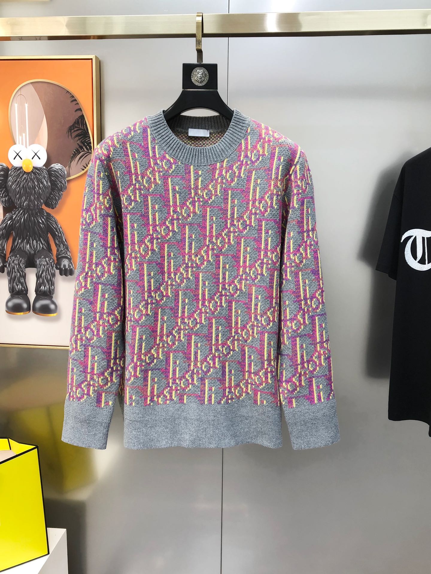 High-End Tweaked Sweaters: Customized Import of Twilight Twigs and Soft, Warm Fabric