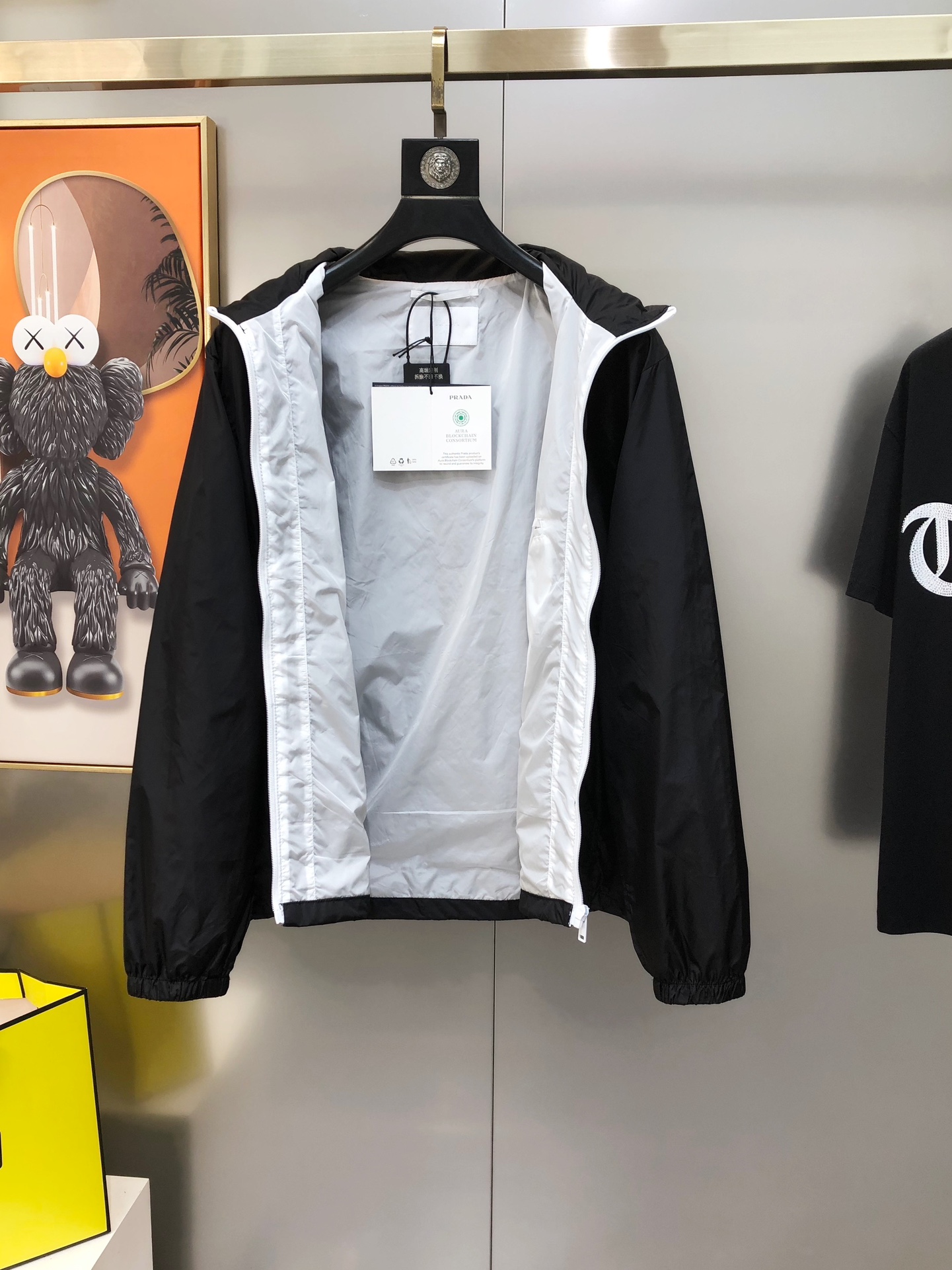 “New Man’s Hat Jacket Collection 2025: Triple-Logo Design, Polyester Memory Fabric, Gravitational Graft Fitting” - 图片 2