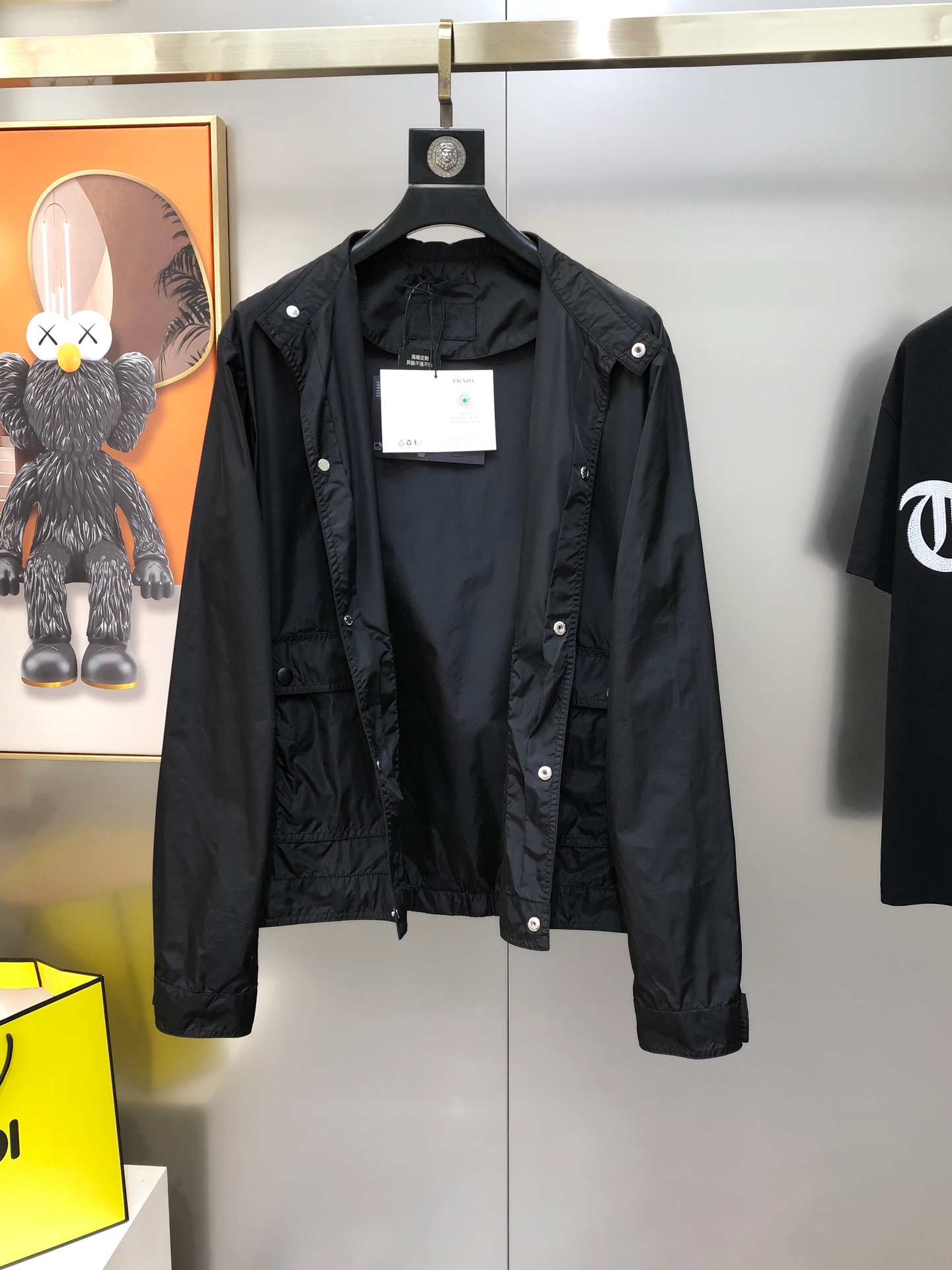 “High-End Co-Selled Man-Made Jackets with Trilogo Designs: 100% Polyester, Soft Fabric, Stylish Crafted Design” - 图片 2
