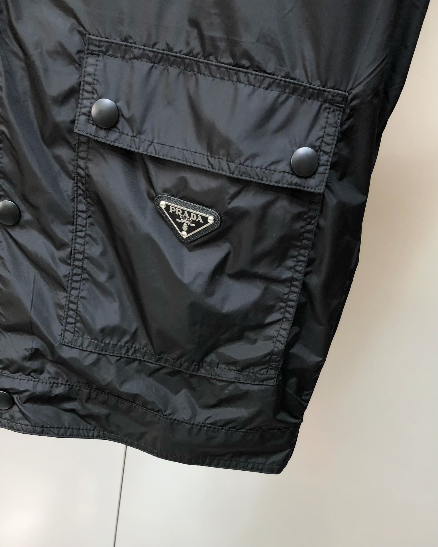 “High-End Co-Selled Man-Made Jackets with Trilogo Designs: 100% Polyester, Soft Fabric, Stylish Crafted Design” - 图片 7