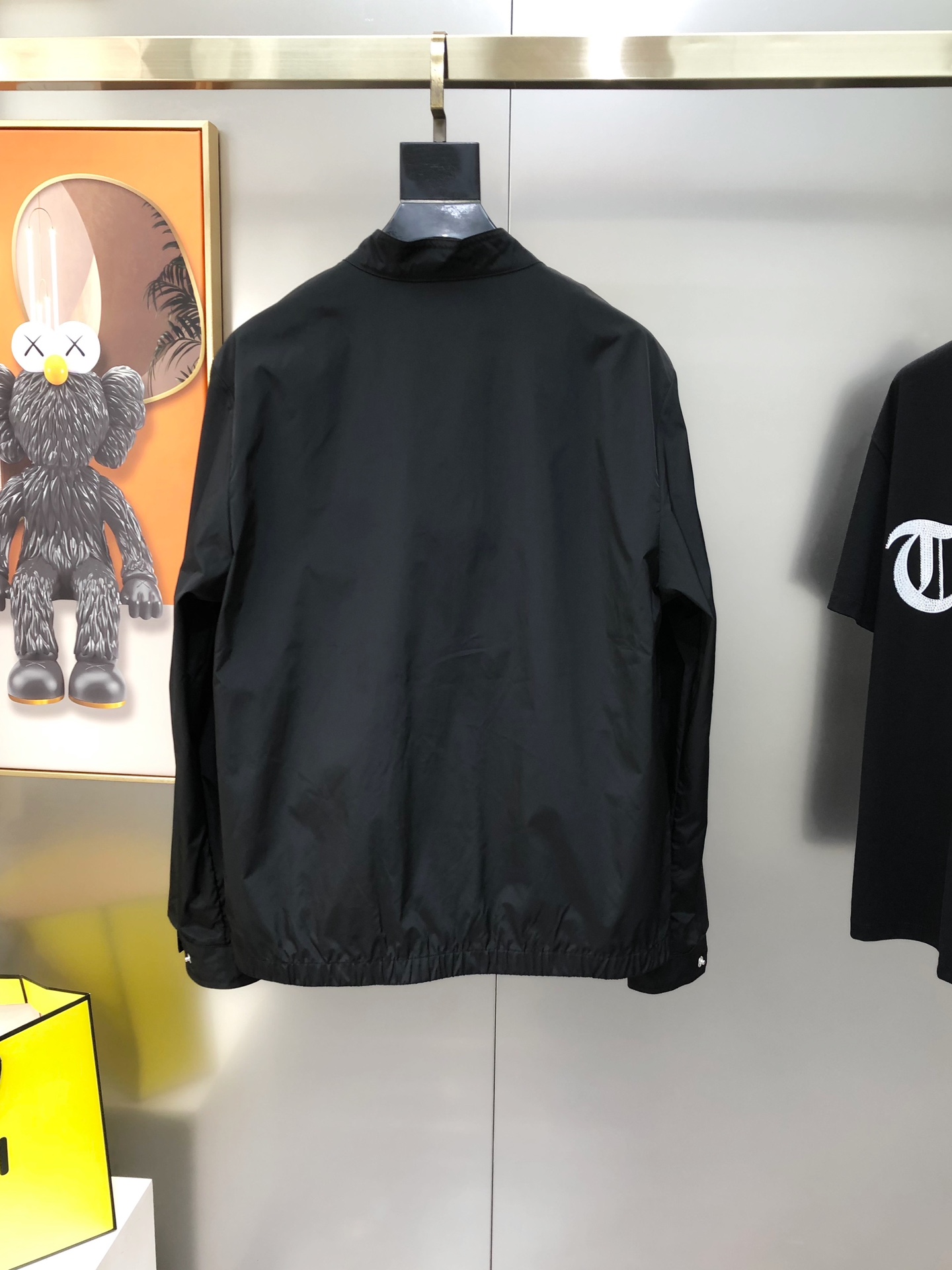 “High-End Co-Selled Man-Made Jackets with Trilogo Designs: 100% Polyester, Soft Fabric, Stylish Crafted Design” - 图片 9