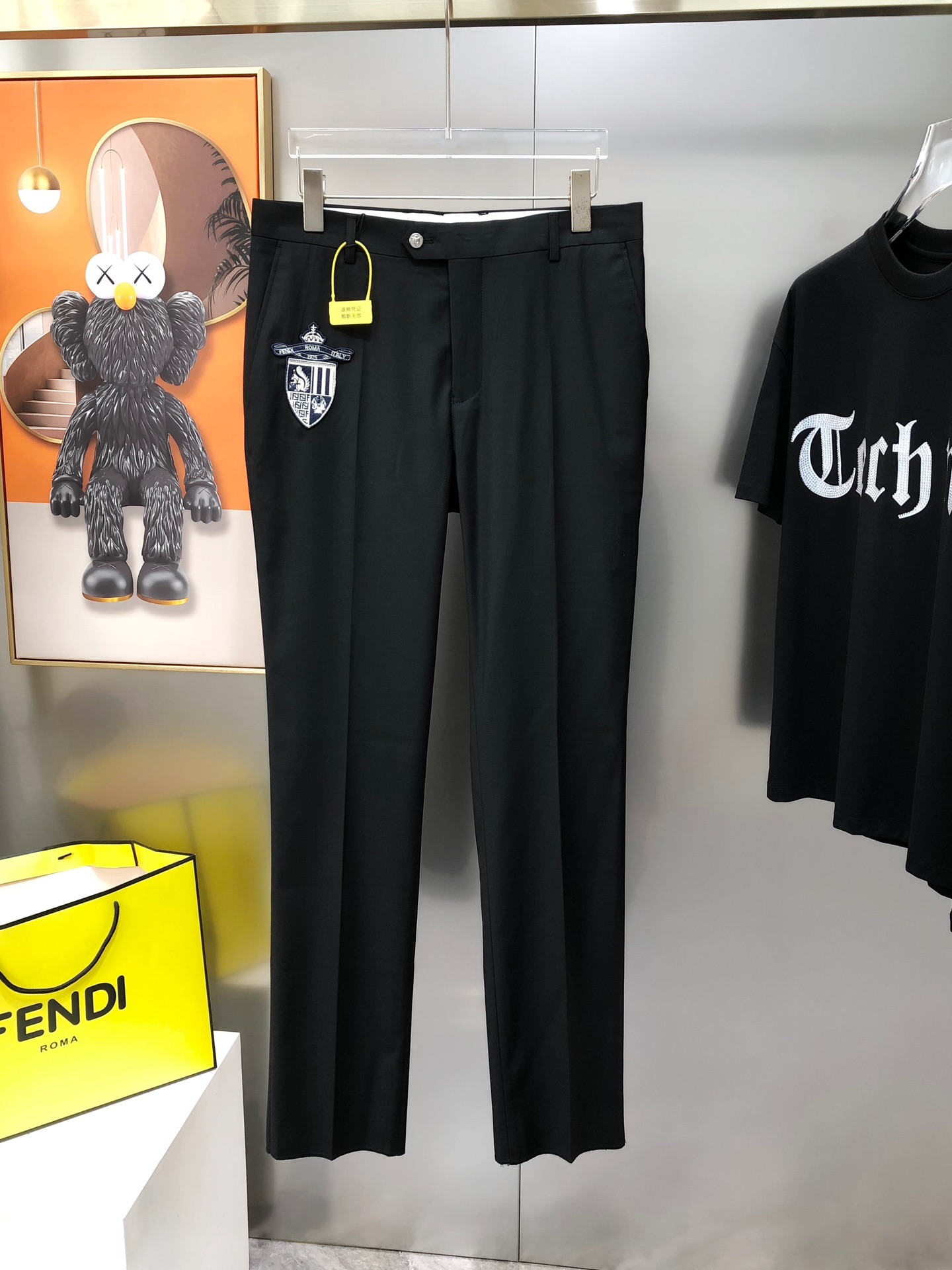 “High-End Custom Men’s Leisure Suit with Innovative Design and Embroidery Logo | Online Sale | 100% Polyester Fibres” - 图片 4