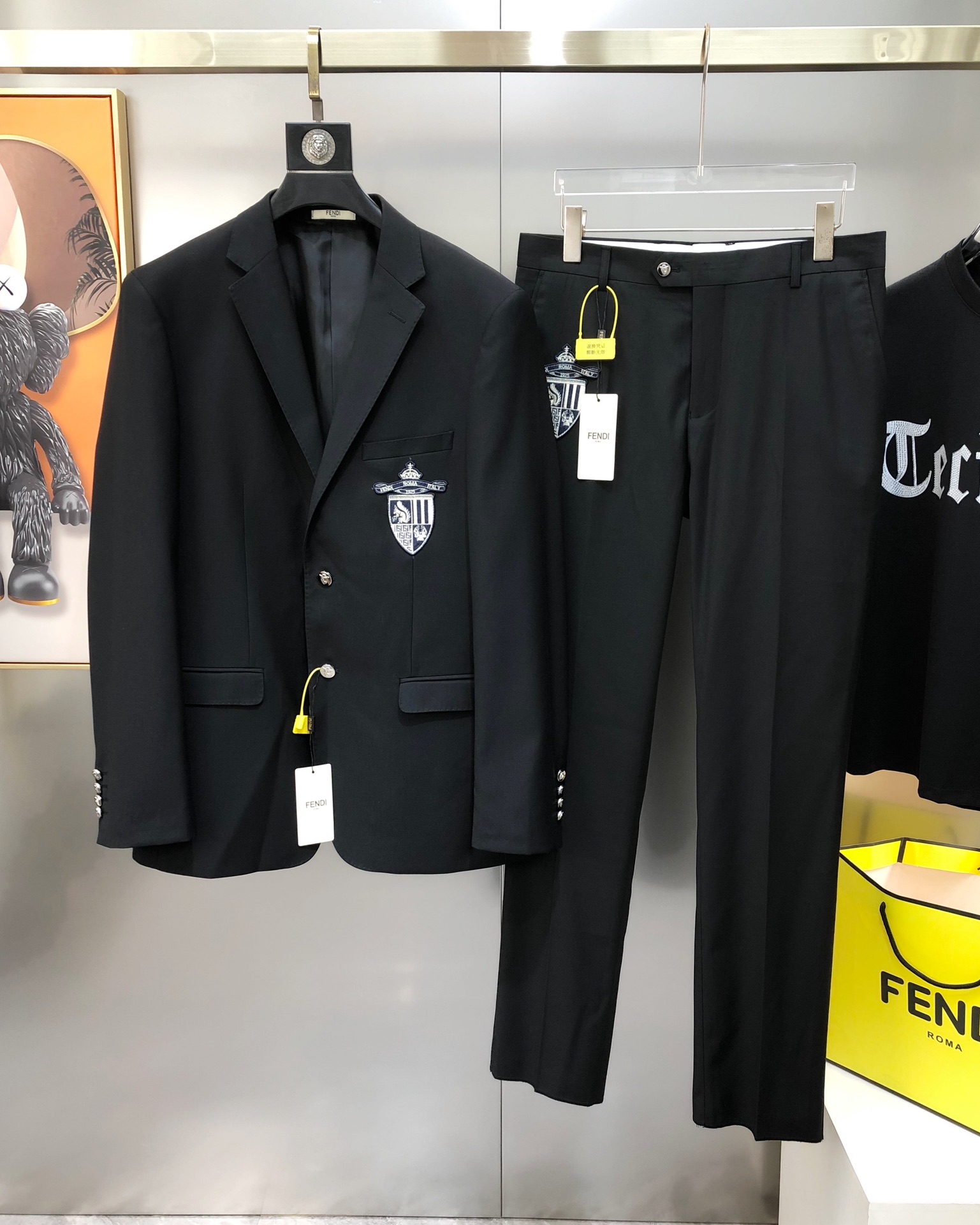 “High-End Custom Men’s Leisure Suit with Innovative Design and Embroidery Logo | Online Sale | 100% Polyester Fibres”