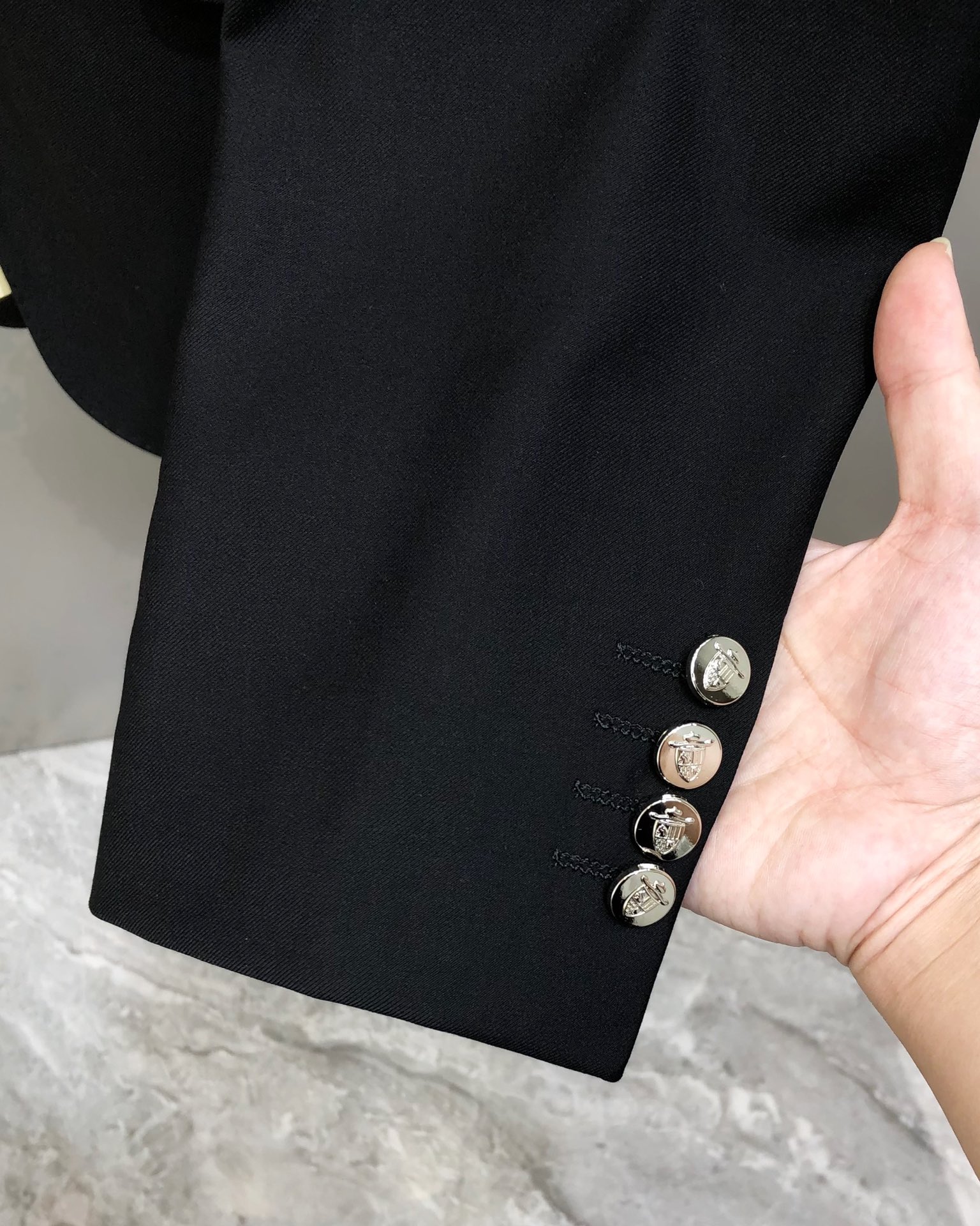 “High-End Custom Men’s Leisure Suit with Innovative Design and Embroidery Logo | Online Sale | 100% Polyester Fibres” - 图片 9