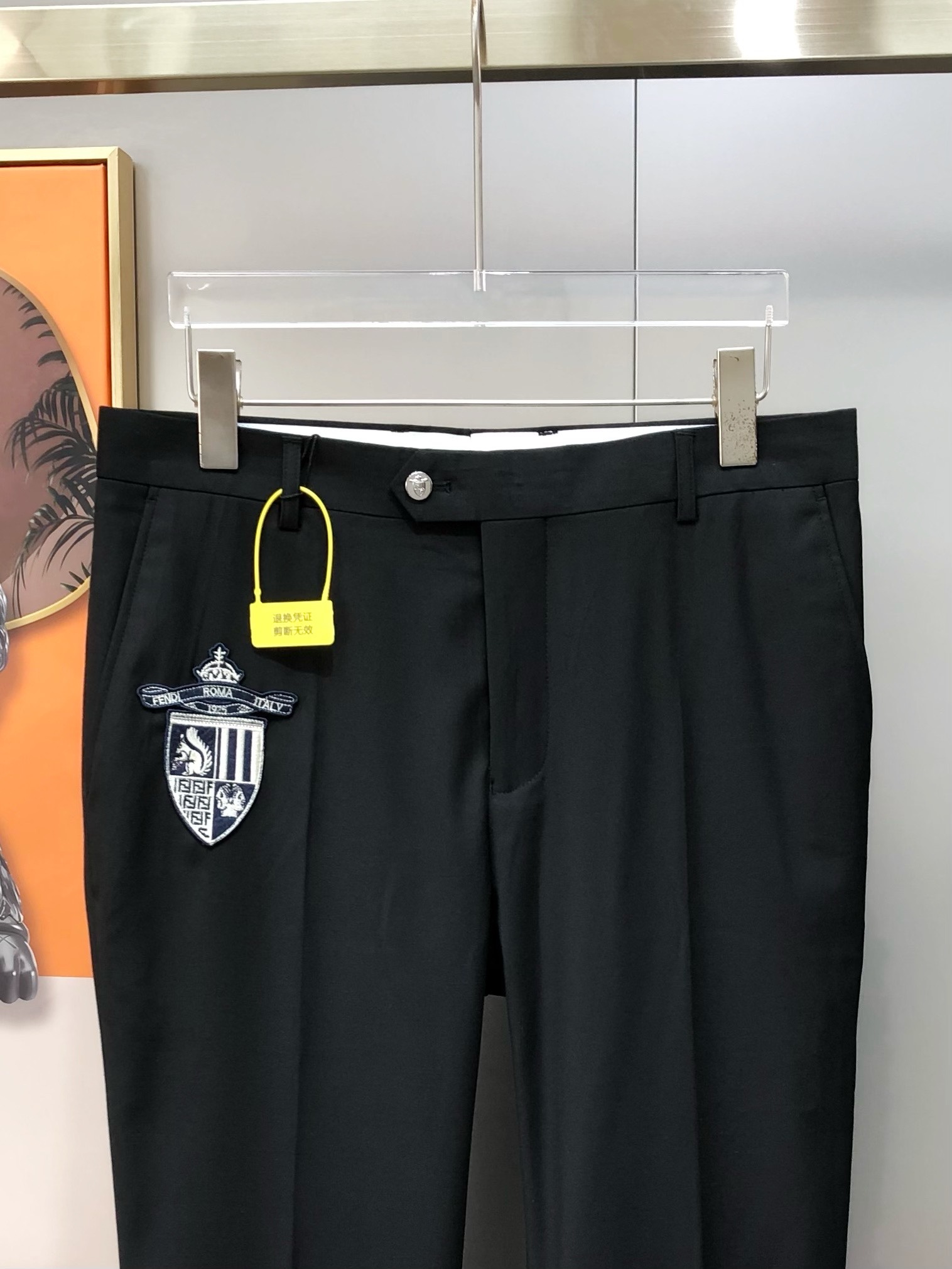 “High-End Custom Men’s Leisure Suit with Innovative Design and Embroidery Logo | Online Sale | 100% Polyester Fibres” - 图片 5