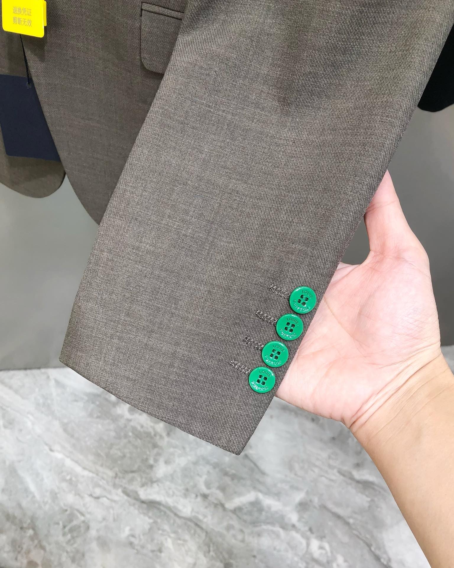 “Louis Vuitton 2025 Original Male Leisure Suit: High-End Custom Online Co-Sale – 100% Polyester Fiber” - 图片 9