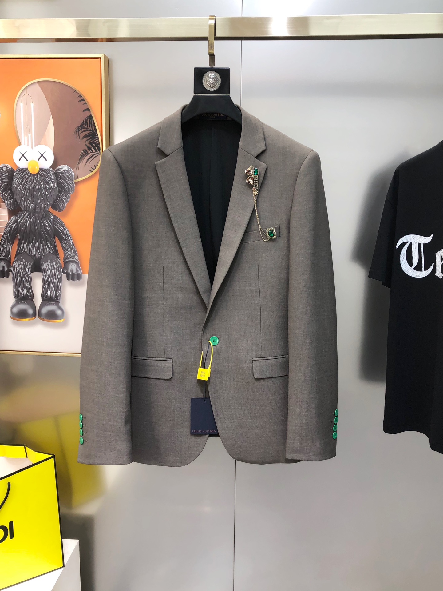 “Louis Vuitton 2025 Original Male Leisure Suit: High-End Custom Online Co-Sale – 100% Polyester Fiber” - 图片 3