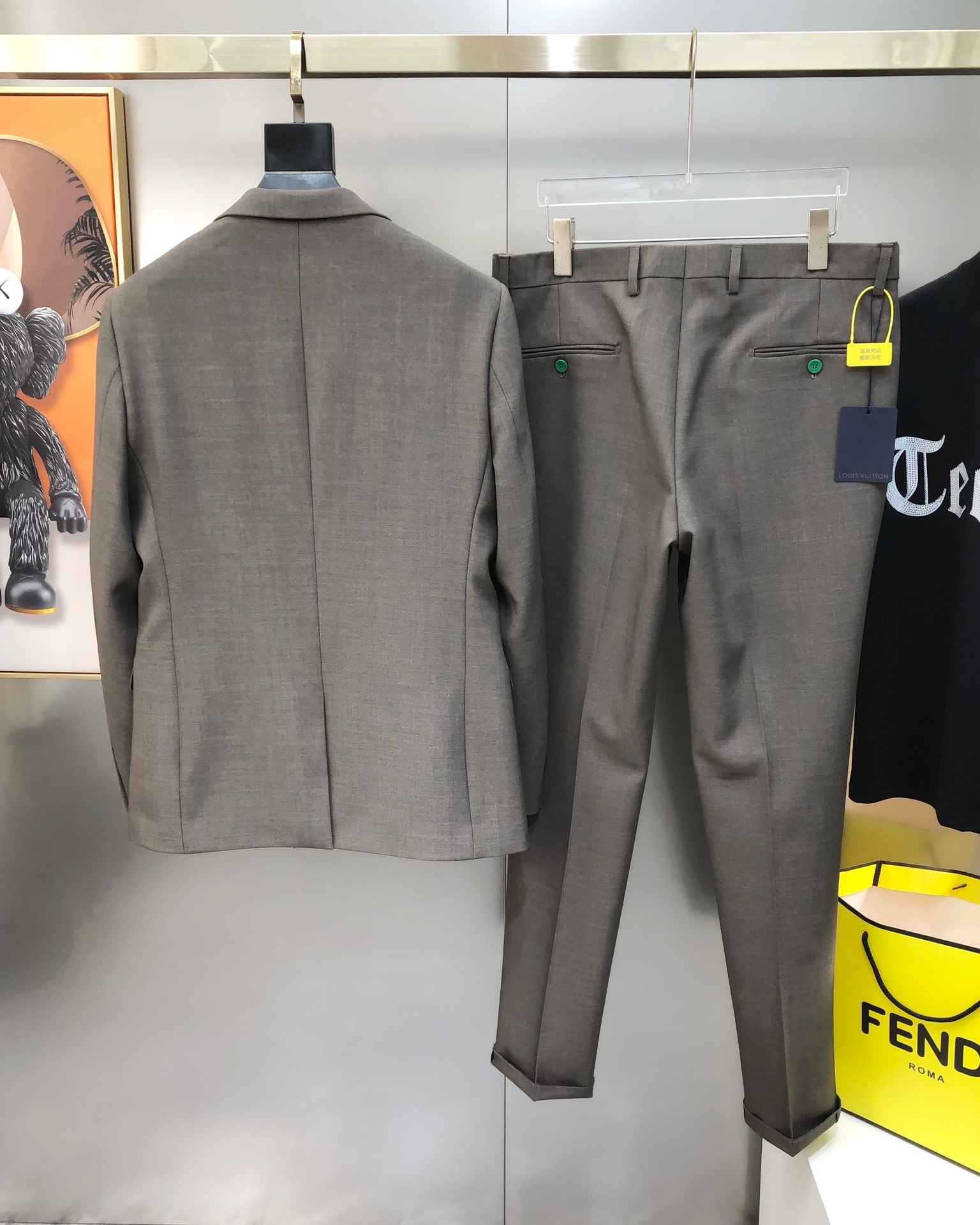 “Louis Vuitton 2025 Original Male Leisure Suit: High-End Custom Online Co-Sale – 100% Polyester Fiber” - 图片 2