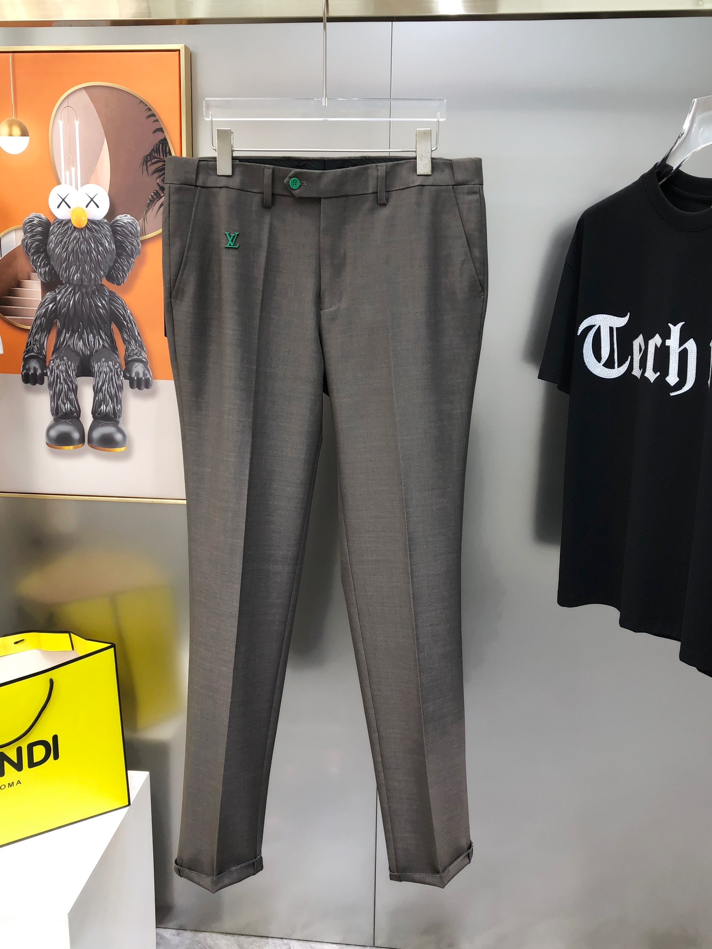 “Louis Vuitton 2025 Original Male Leisure Suit: High-End Custom Online Co-Sale – 100% Polyester Fiber” - 图片 4
