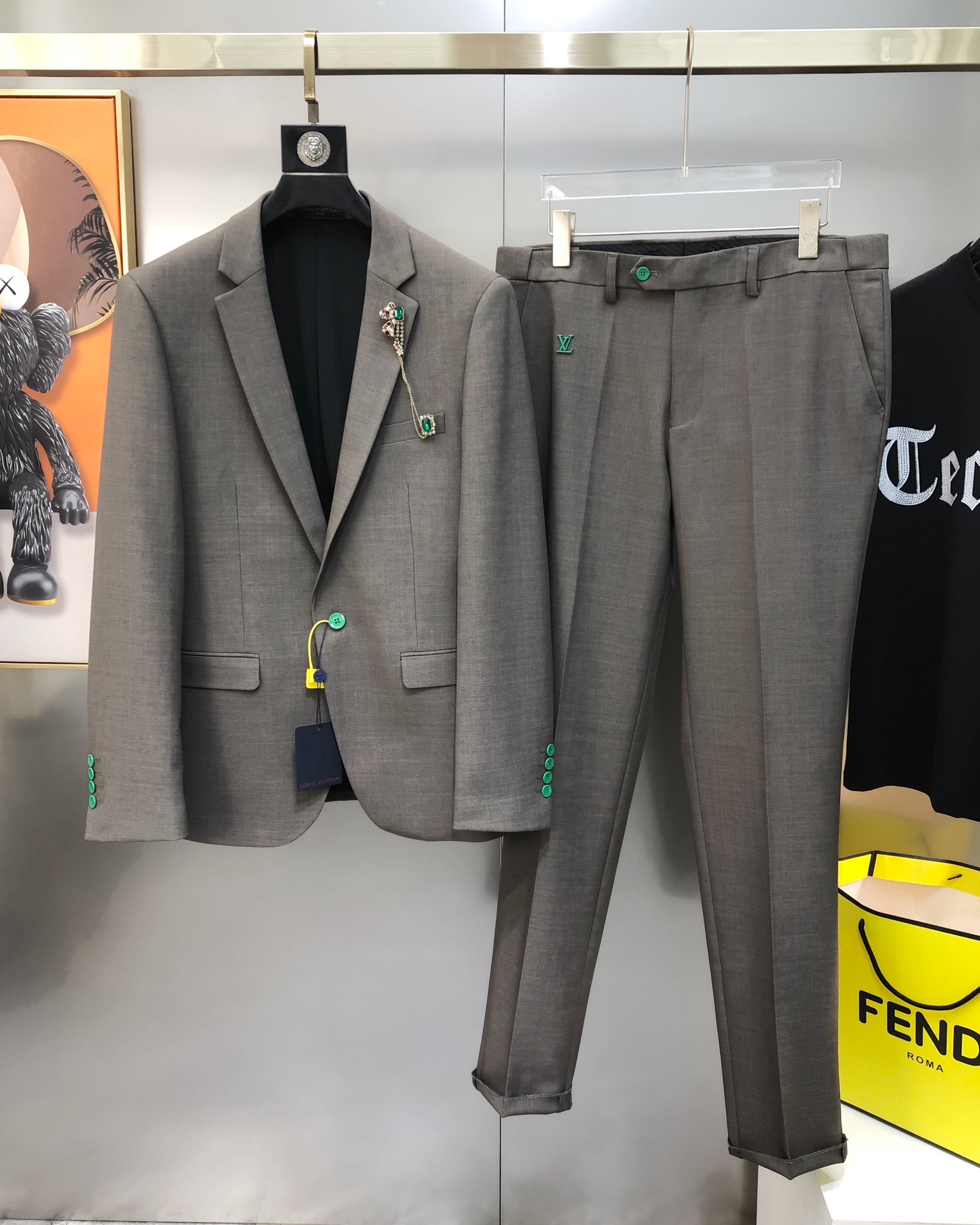 “Louis Vuitton 2025 Original Male Leisure Suit: High-End Custom Online Co-Sale – 100% Polyester Fiber” - 图片 1