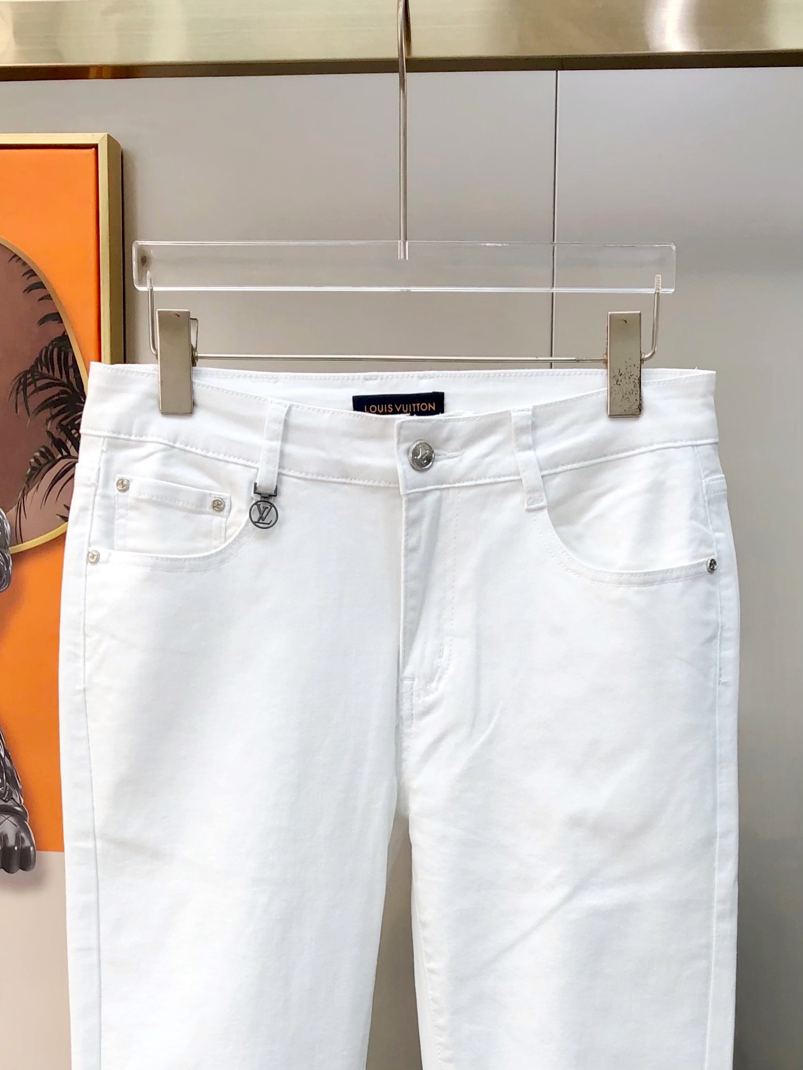 “2025 Louis Vuitton Spring Summer Foot Cowpants: High-End Custom Fashion with White Cows and Unique Design” - 图片 4